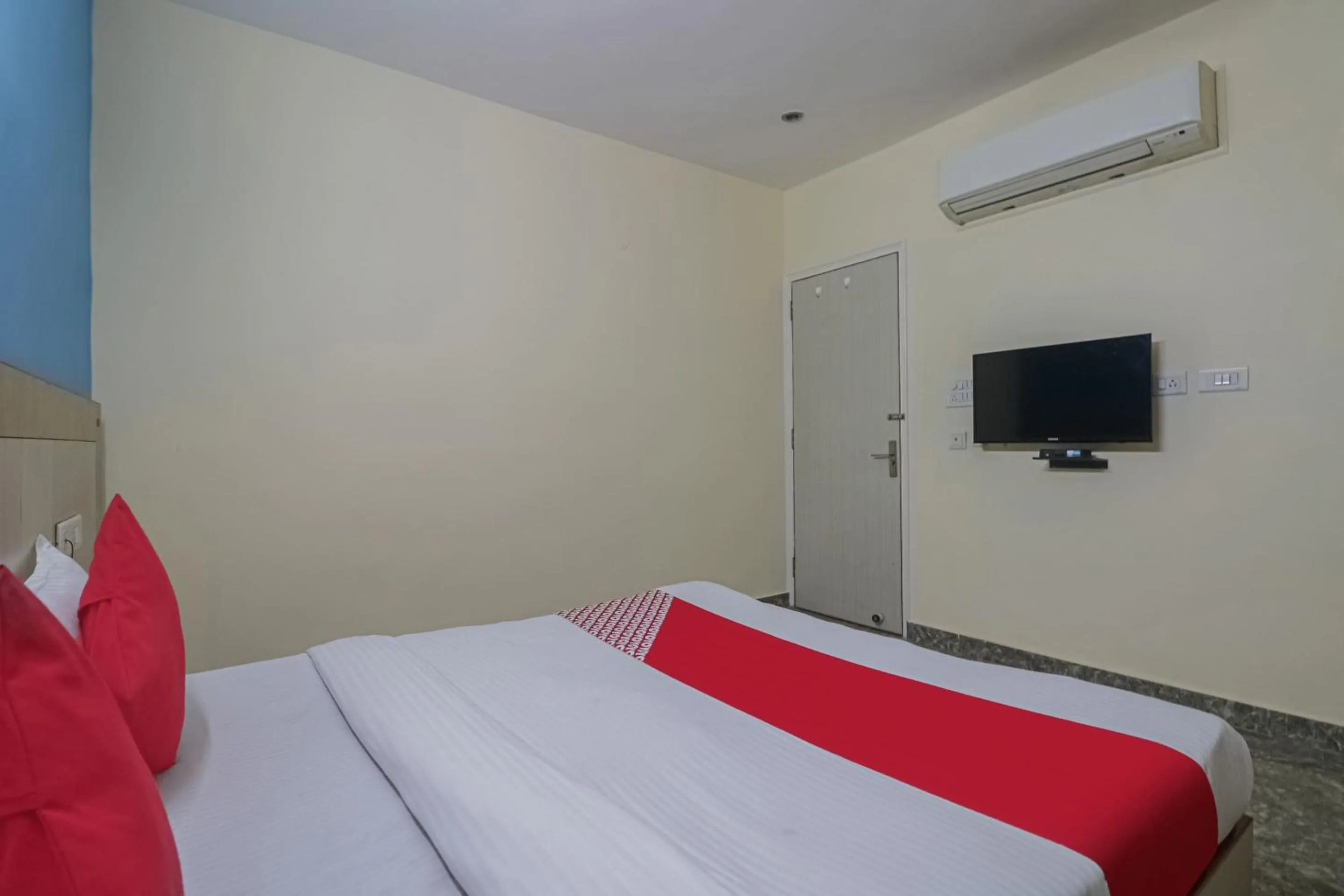 Bedroom, Bed in Capital O Crown Inn Near Appu Ghar