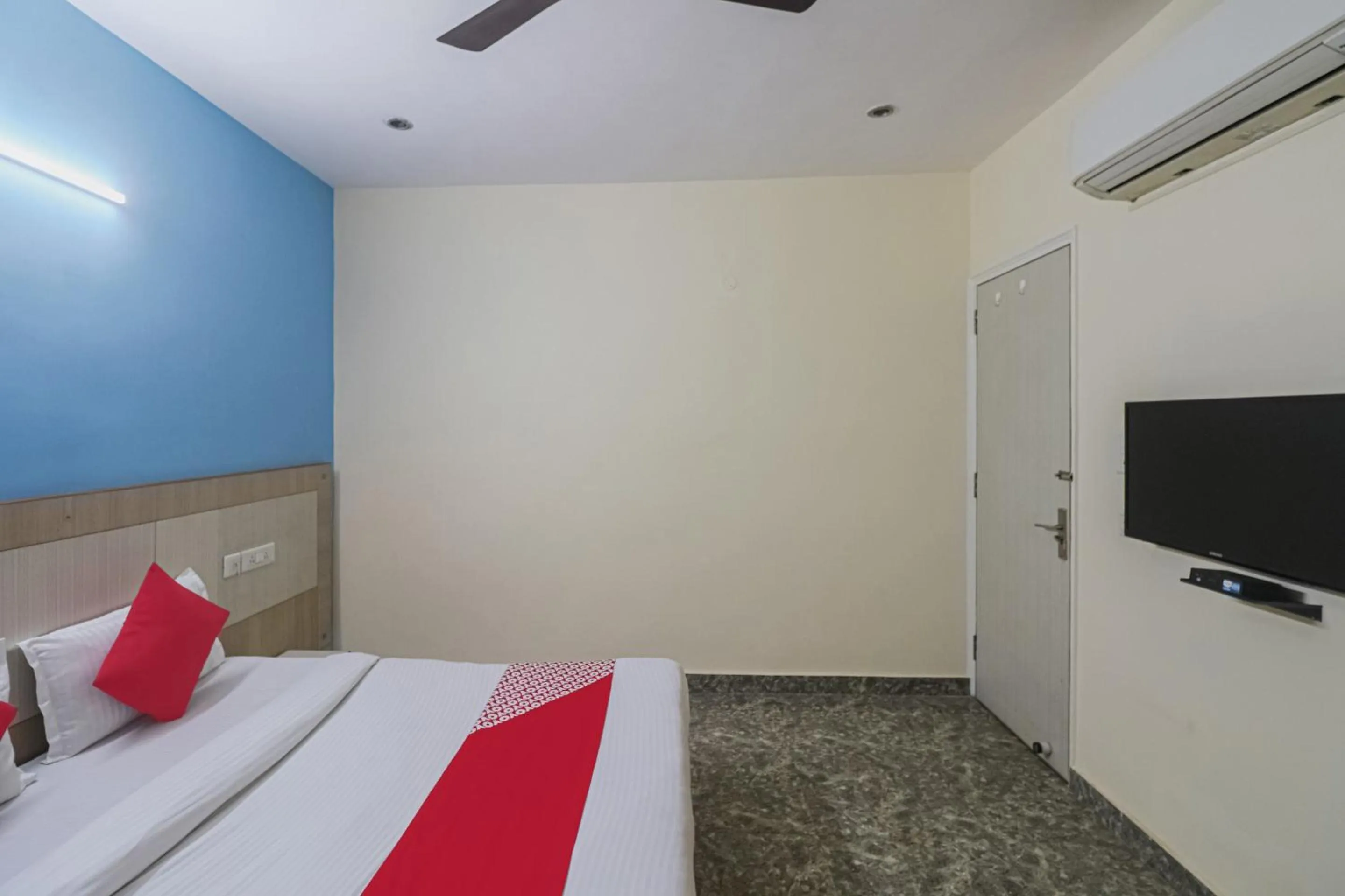 Bedroom, Bed in Capital O Crown Inn Near Appu Ghar