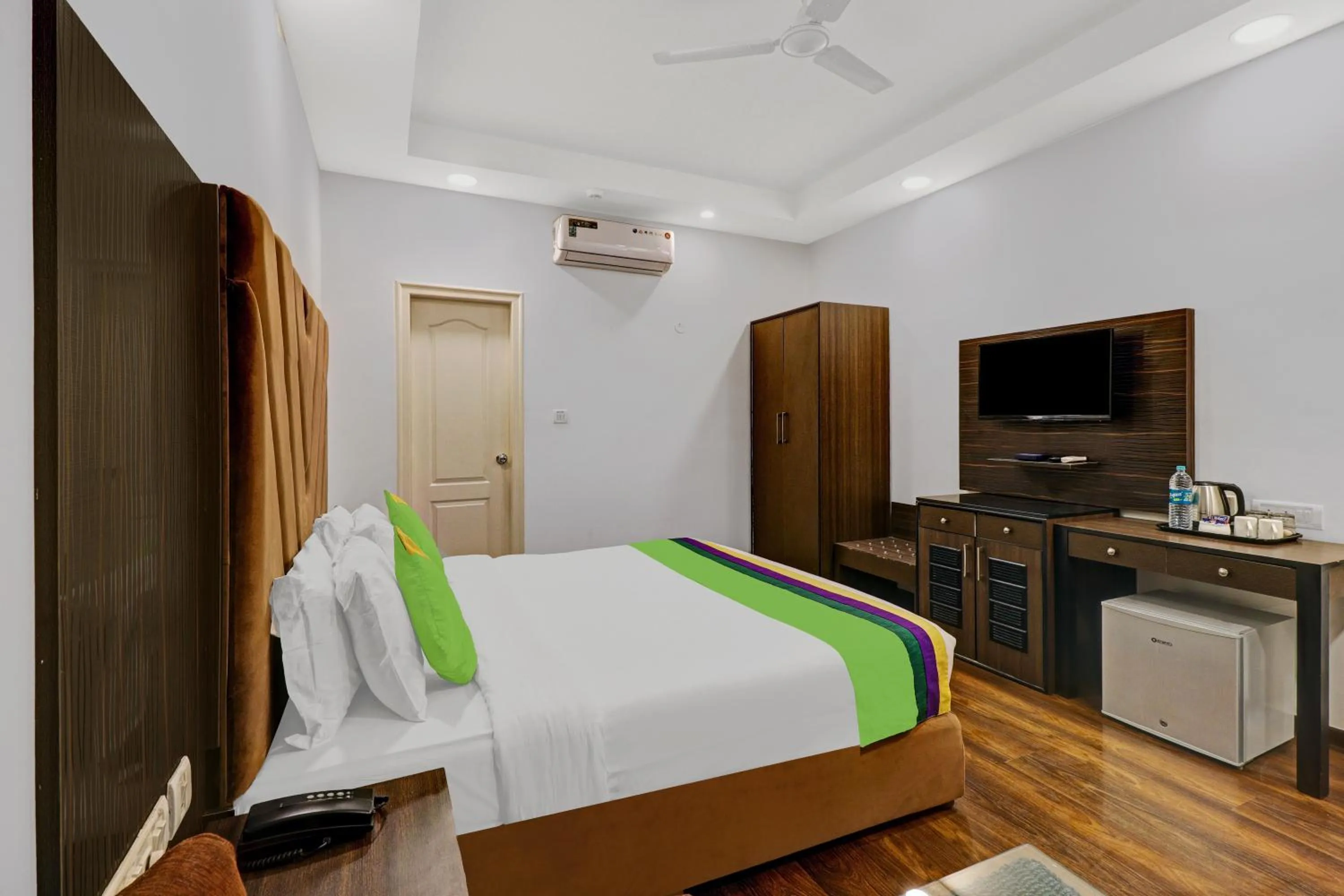 Bedroom in Treebo Elmas Boutique