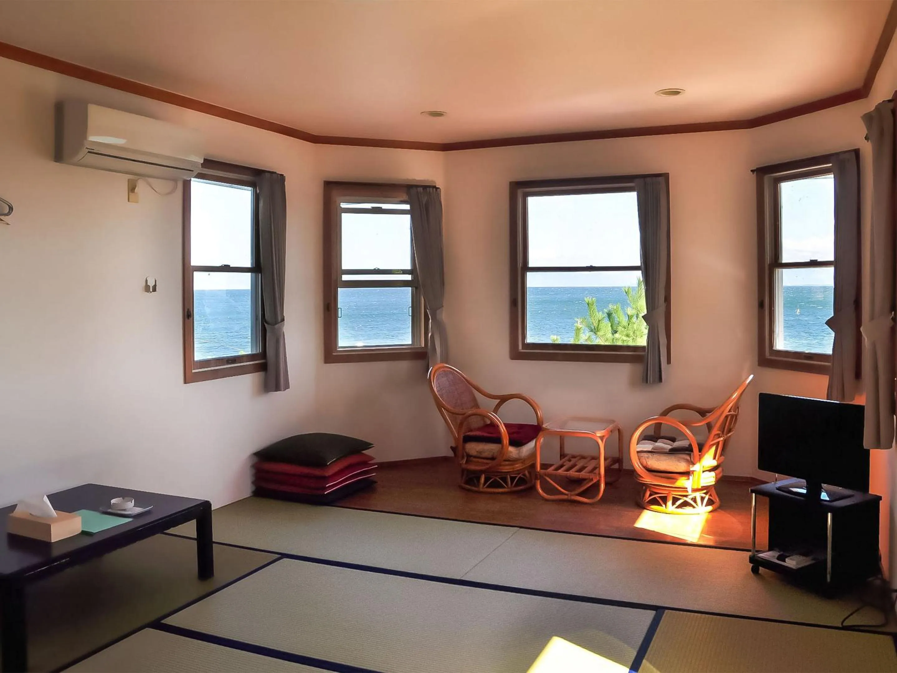 Photo of the whole room in Biwa-Lakeside Cottage B B Dylan