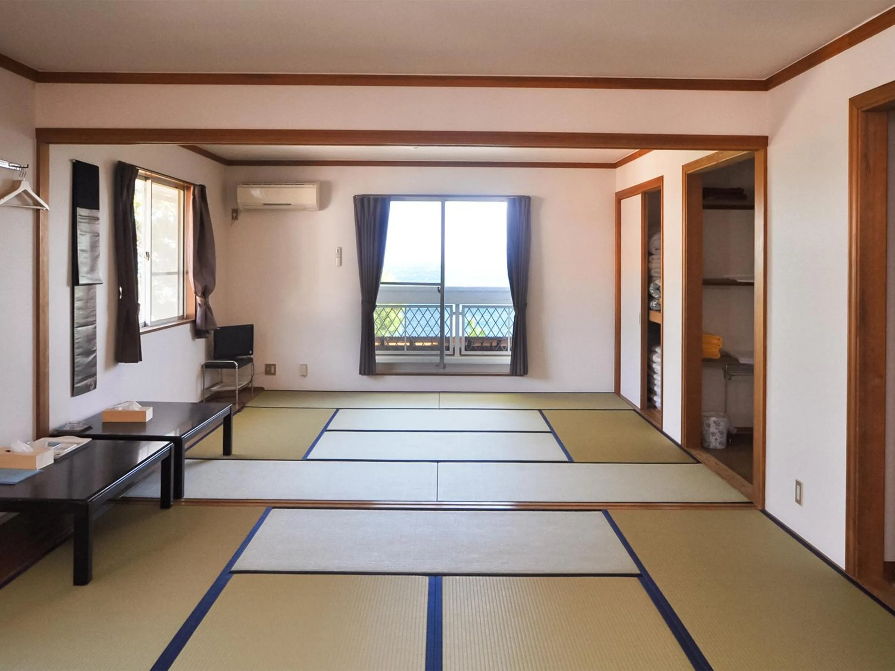 Photo of the whole room in Biwa-Lakeside Cottage B B Dylan