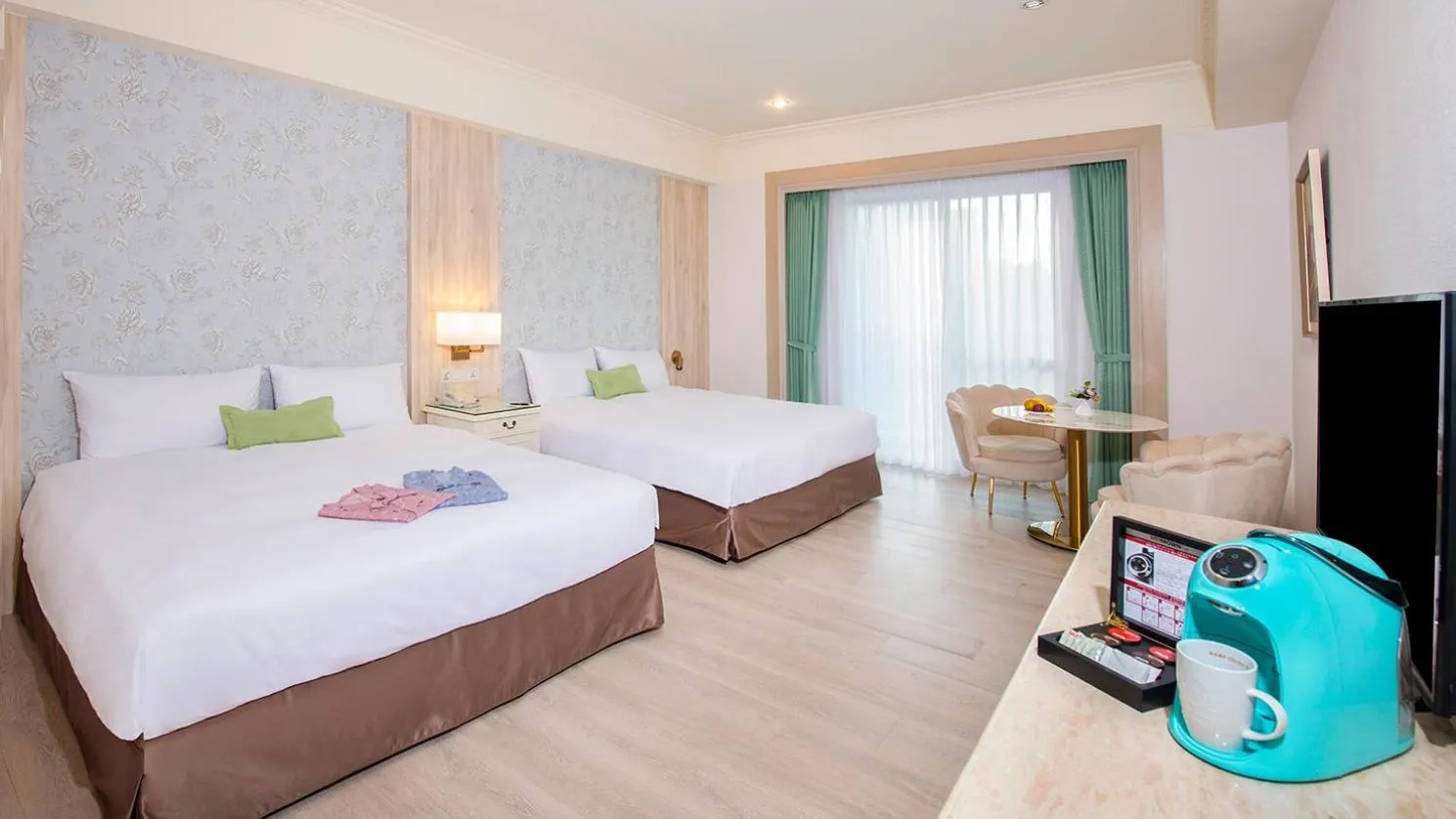 Photo of the whole room, Bed in Hamp Court Palace Taipei