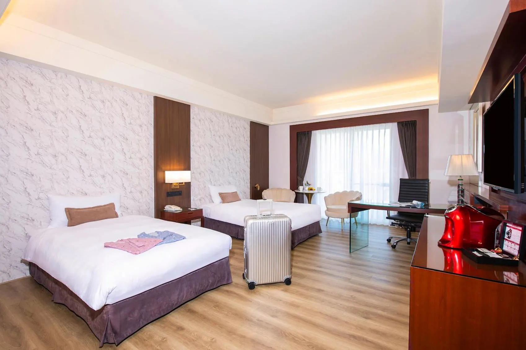 Photo of the whole room, Bed in Hamp Court Palace Taipei