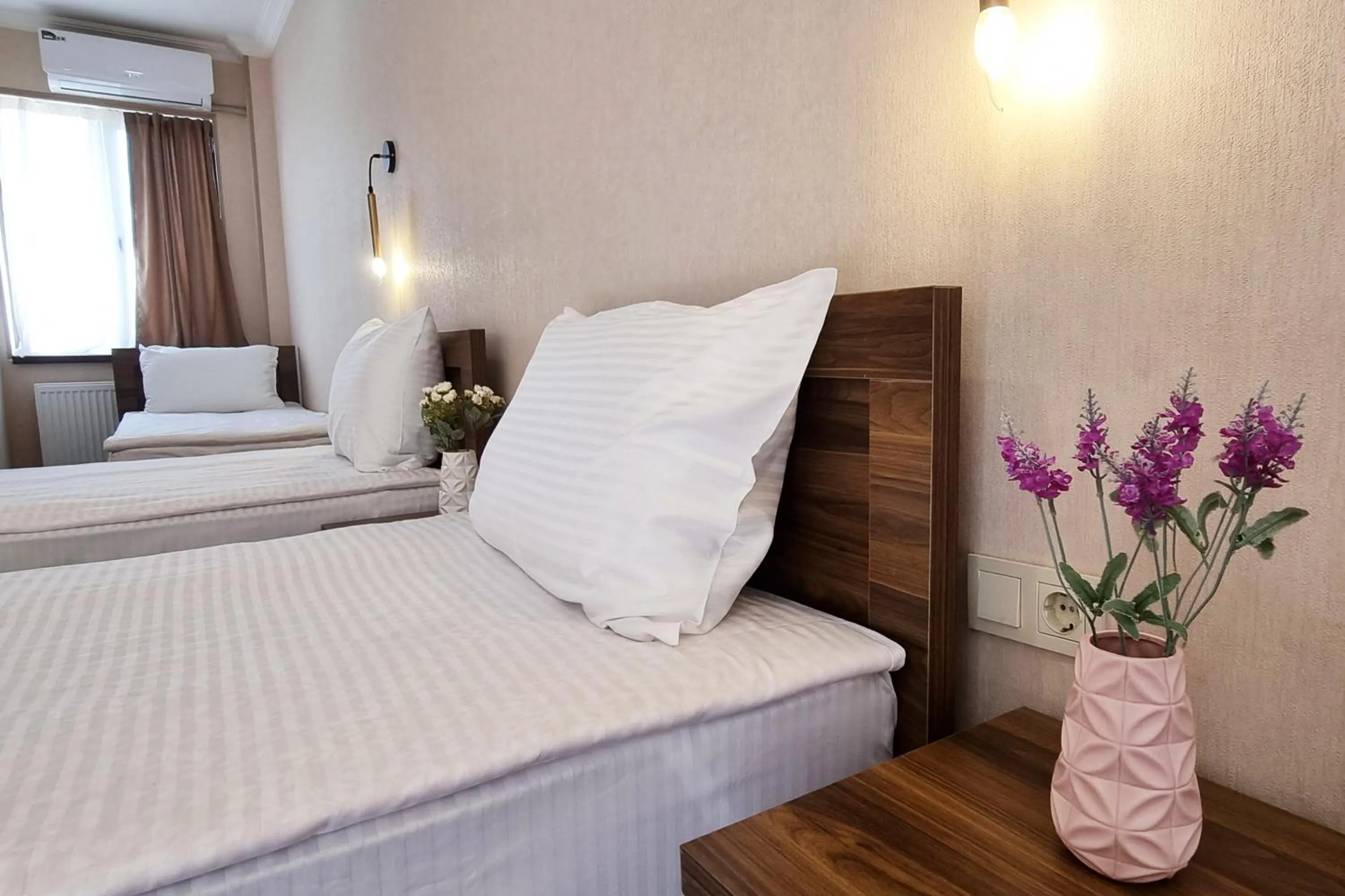 Bedroom, Bed in Sina Hotel