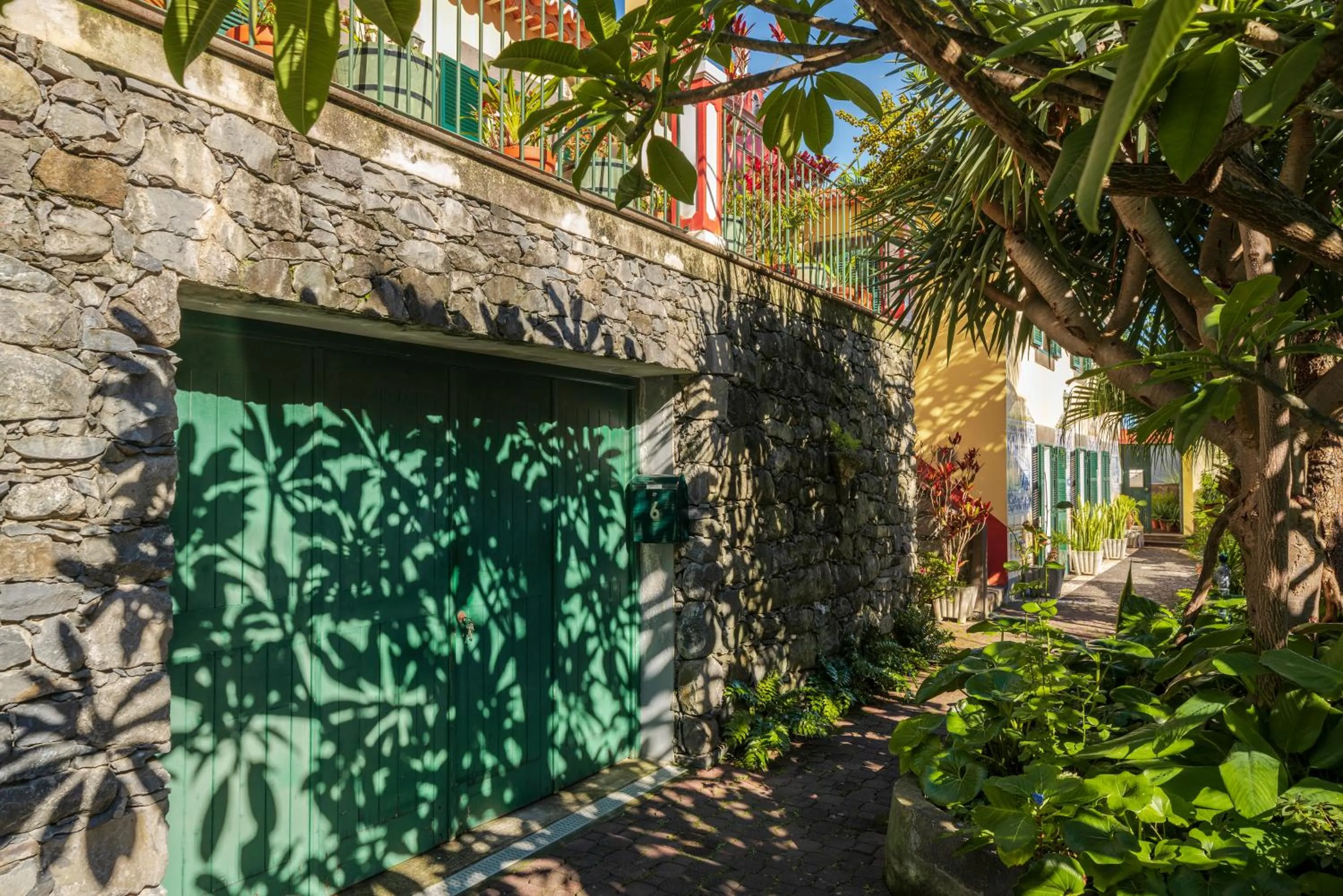 Property building in Casa Das Videiras