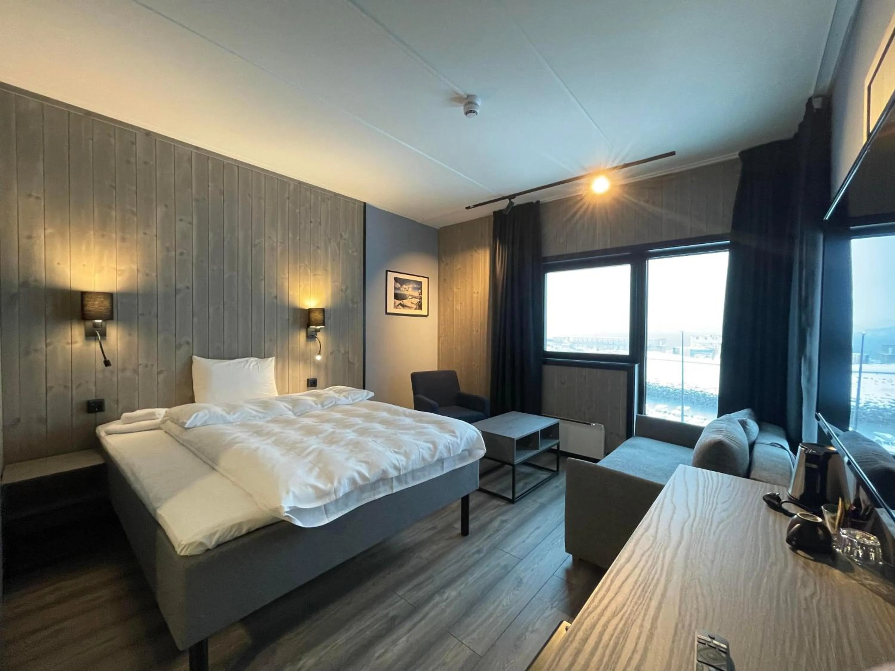 Photo of the whole room, Bed in Arctic Sea Hotel