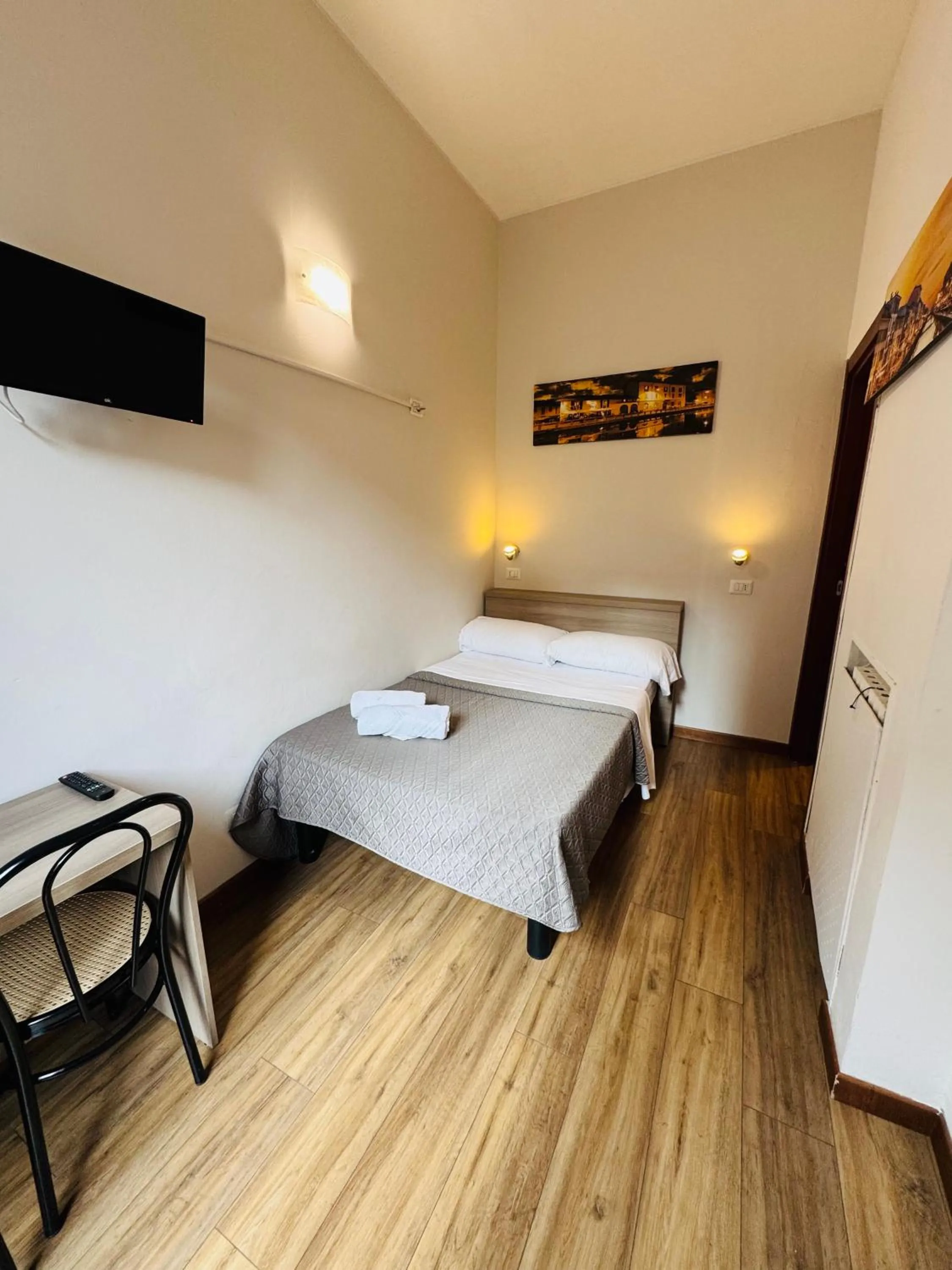 Double Room with Shared Bathroom in Bovisa House B&B private rooms