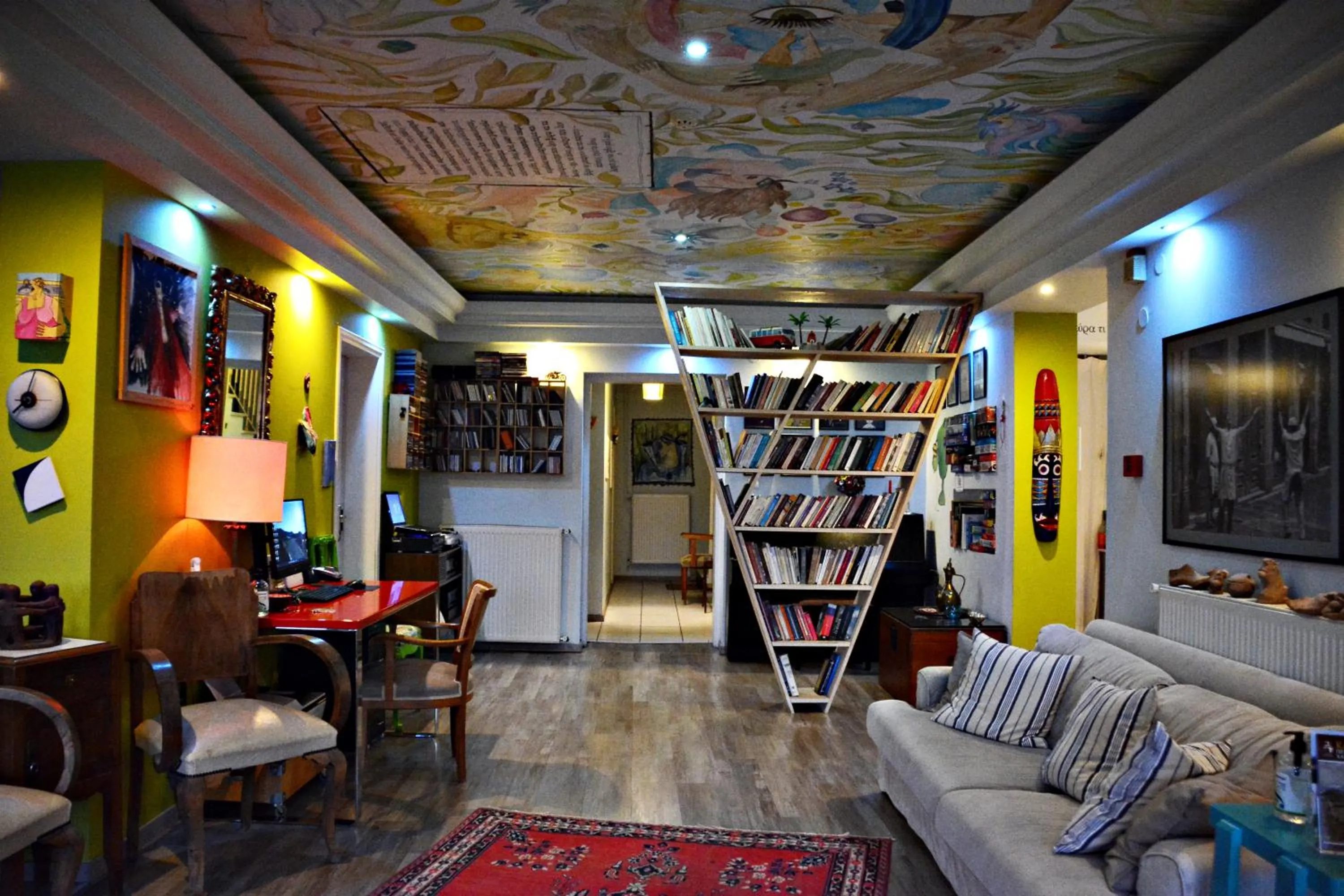 Library in Guesthouse Vissinokipos - Biker Friendly - Motorradhotel