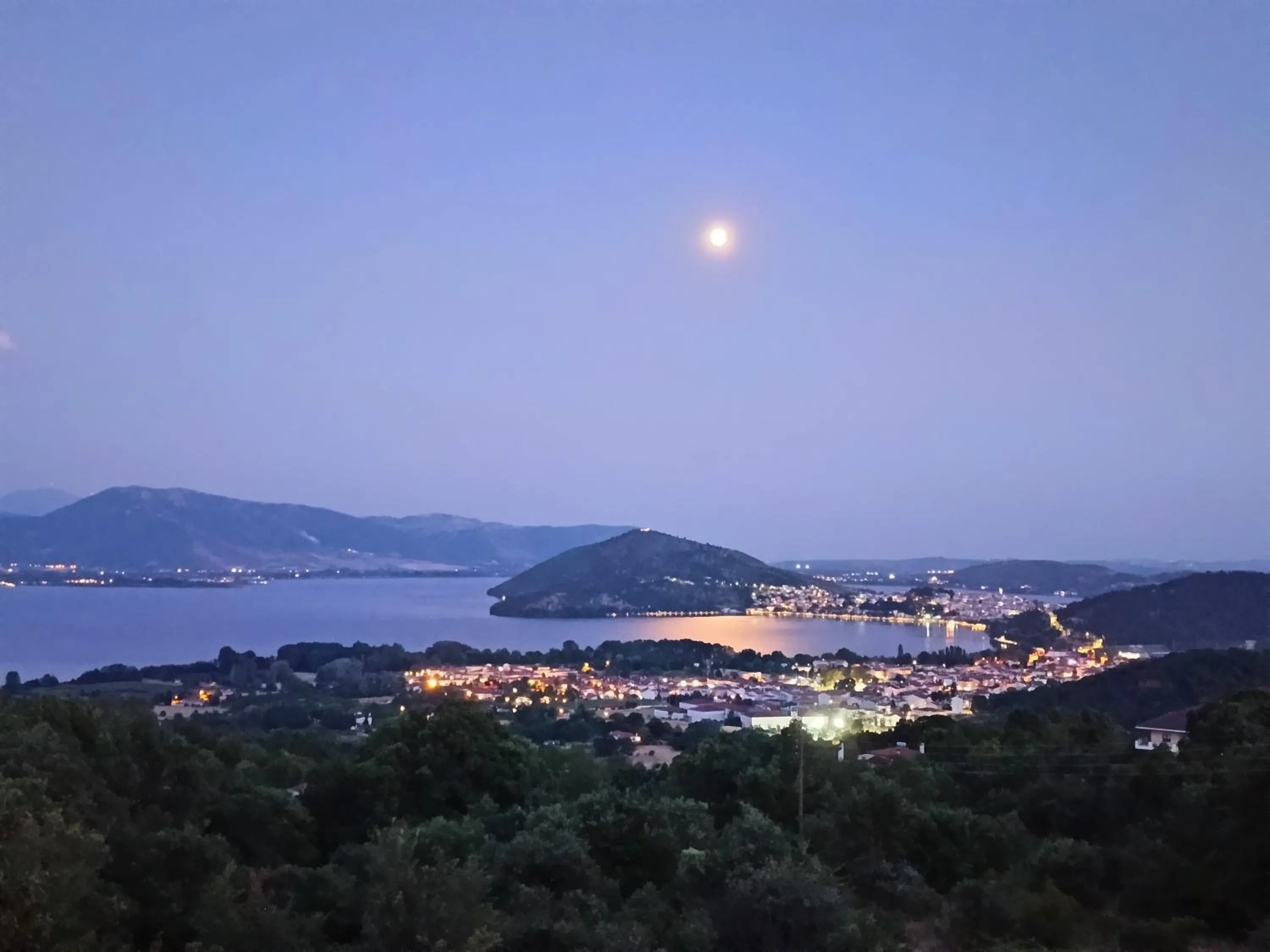 Lake view in Guesthouse Vissinokipos - Biker Friendly - Motorradhotel