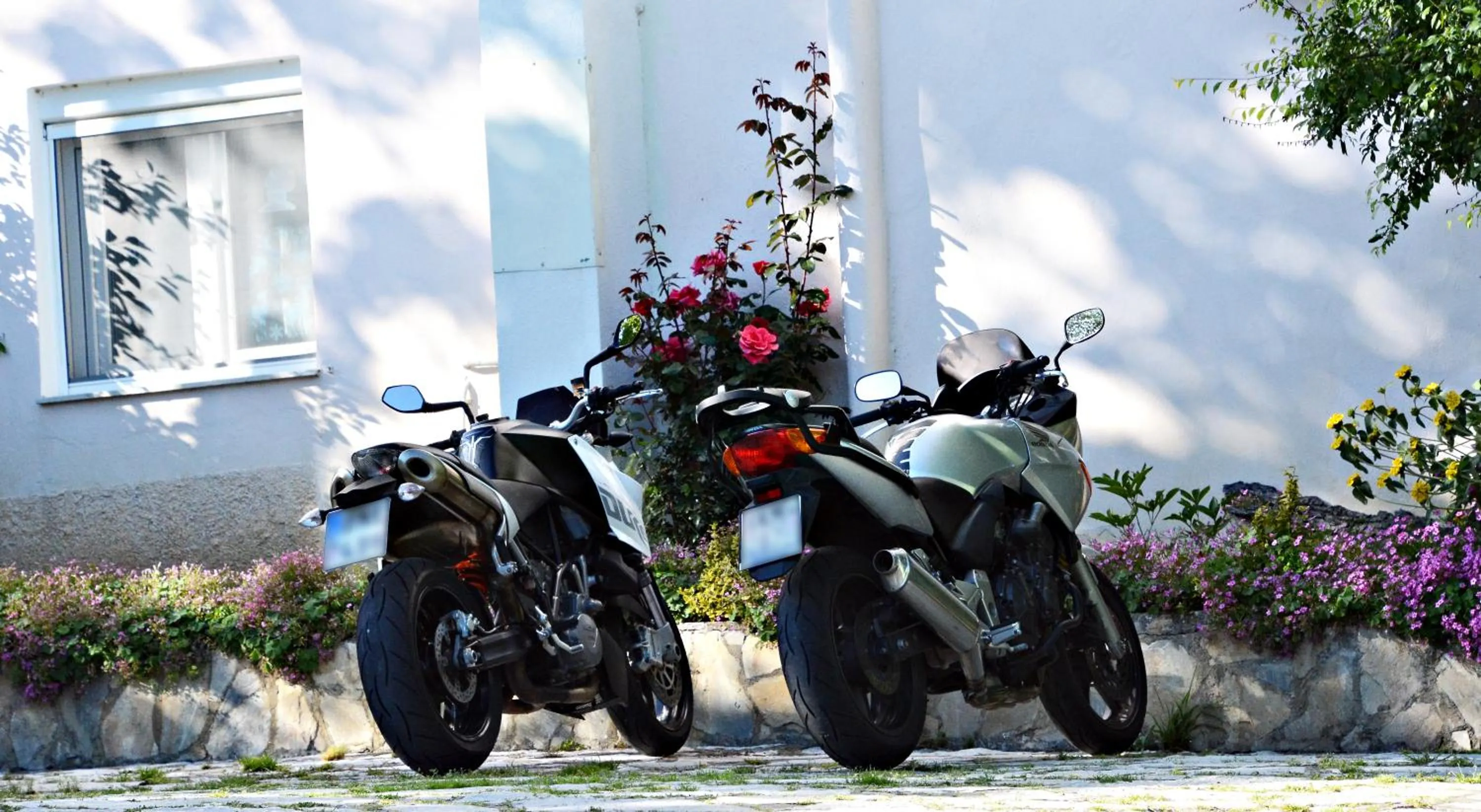 Parking in Guesthouse Vissinokipos - Biker Friendly - Motorradhotel