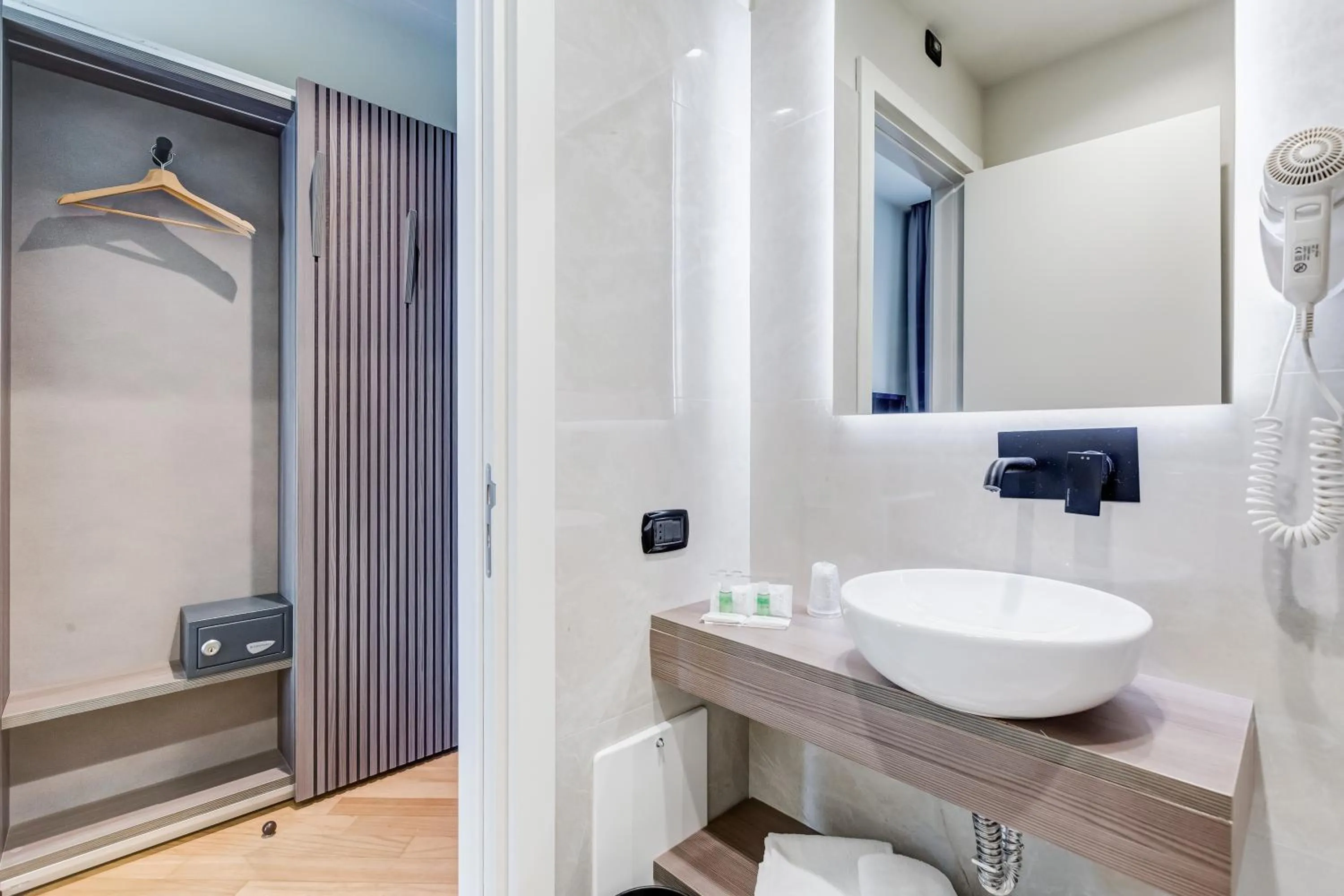 Bathroom in Best Western Plus Hotel Plaza