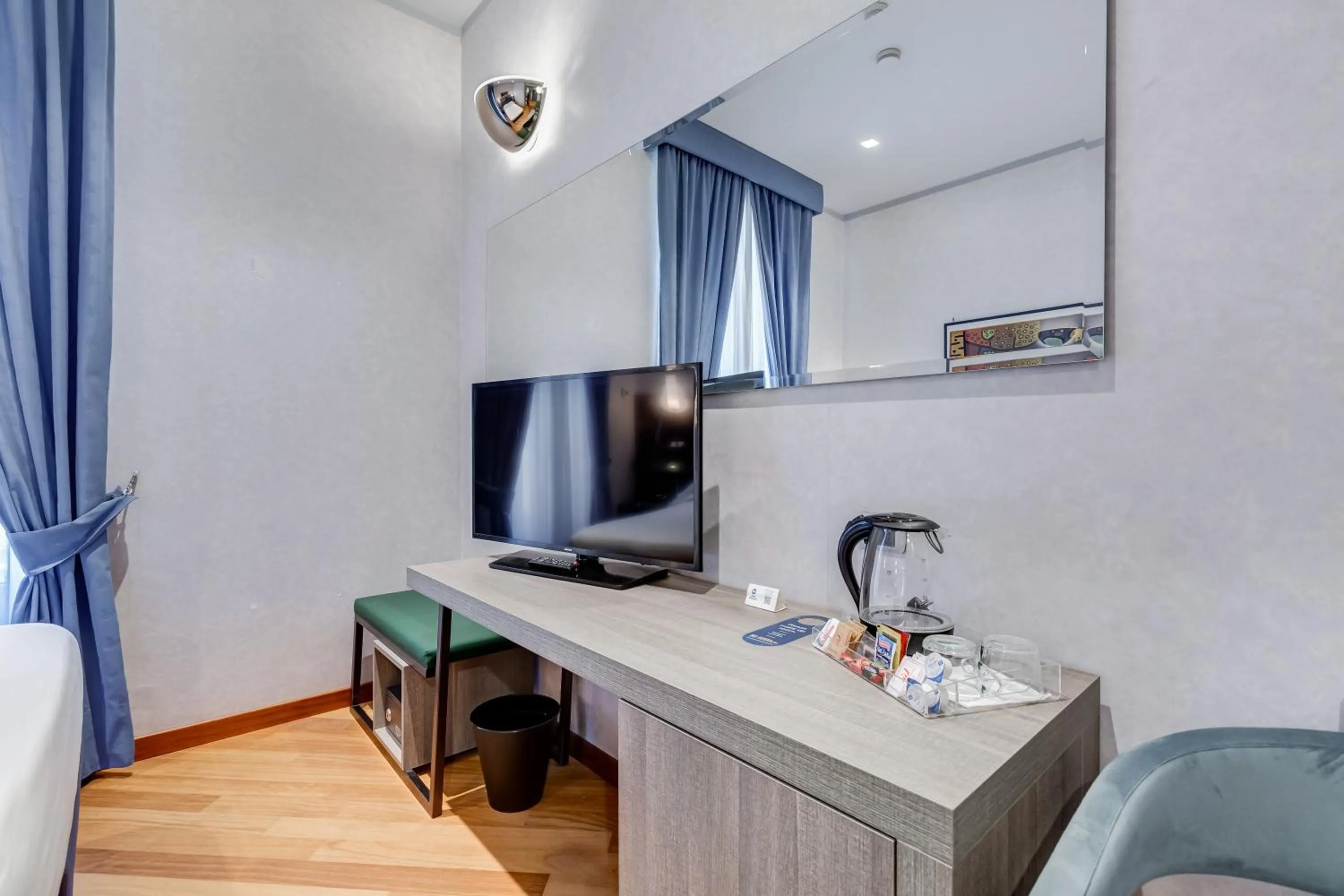 Bedroom in Best Western Plus Hotel Plaza