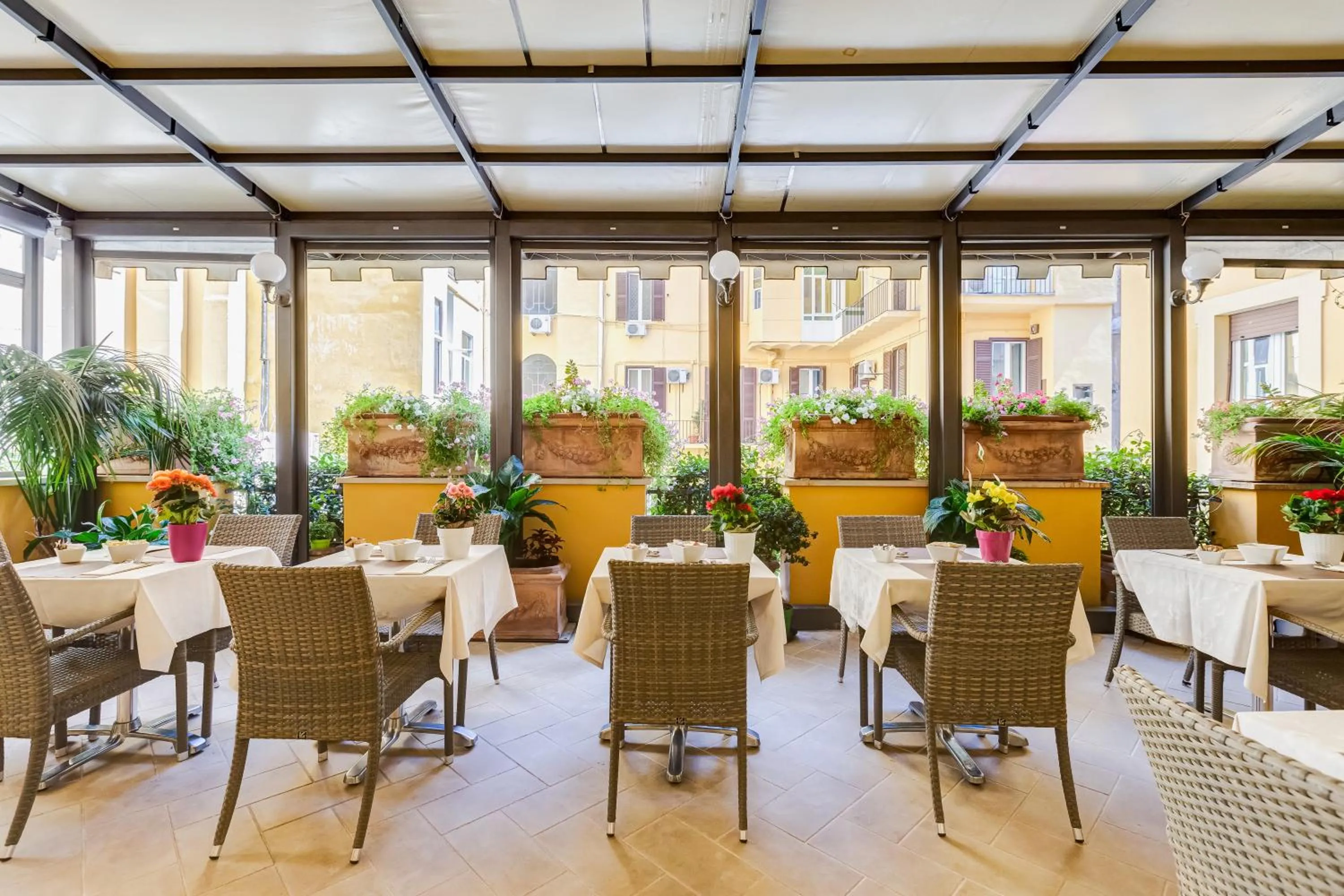 Restaurant/places to eat in Hotel Cellini