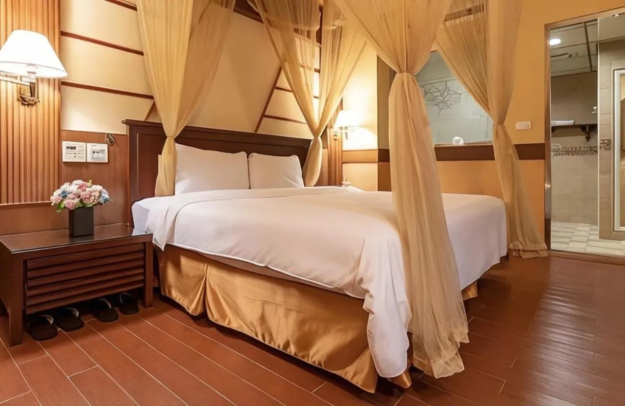 Photo of the whole room in Chicago Motel