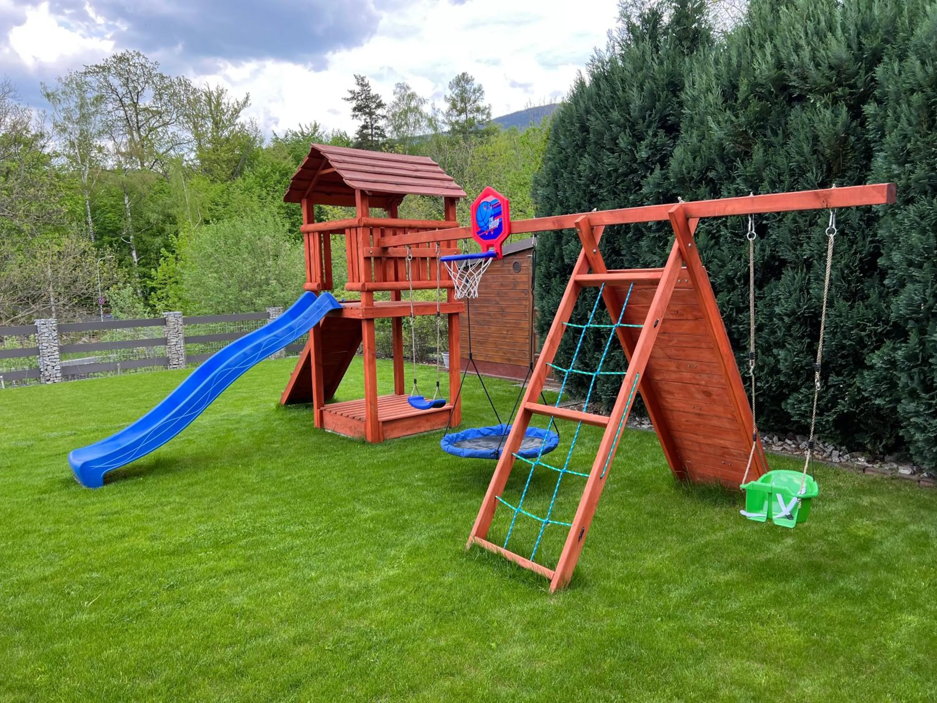 Children play ground in Apartament ESSA Karpacz - 3