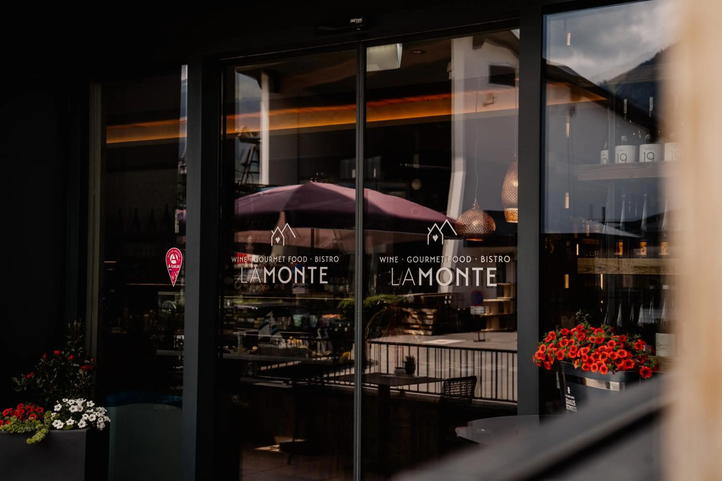 Restaurant/places to eat in LaMonte Luxury Apartments