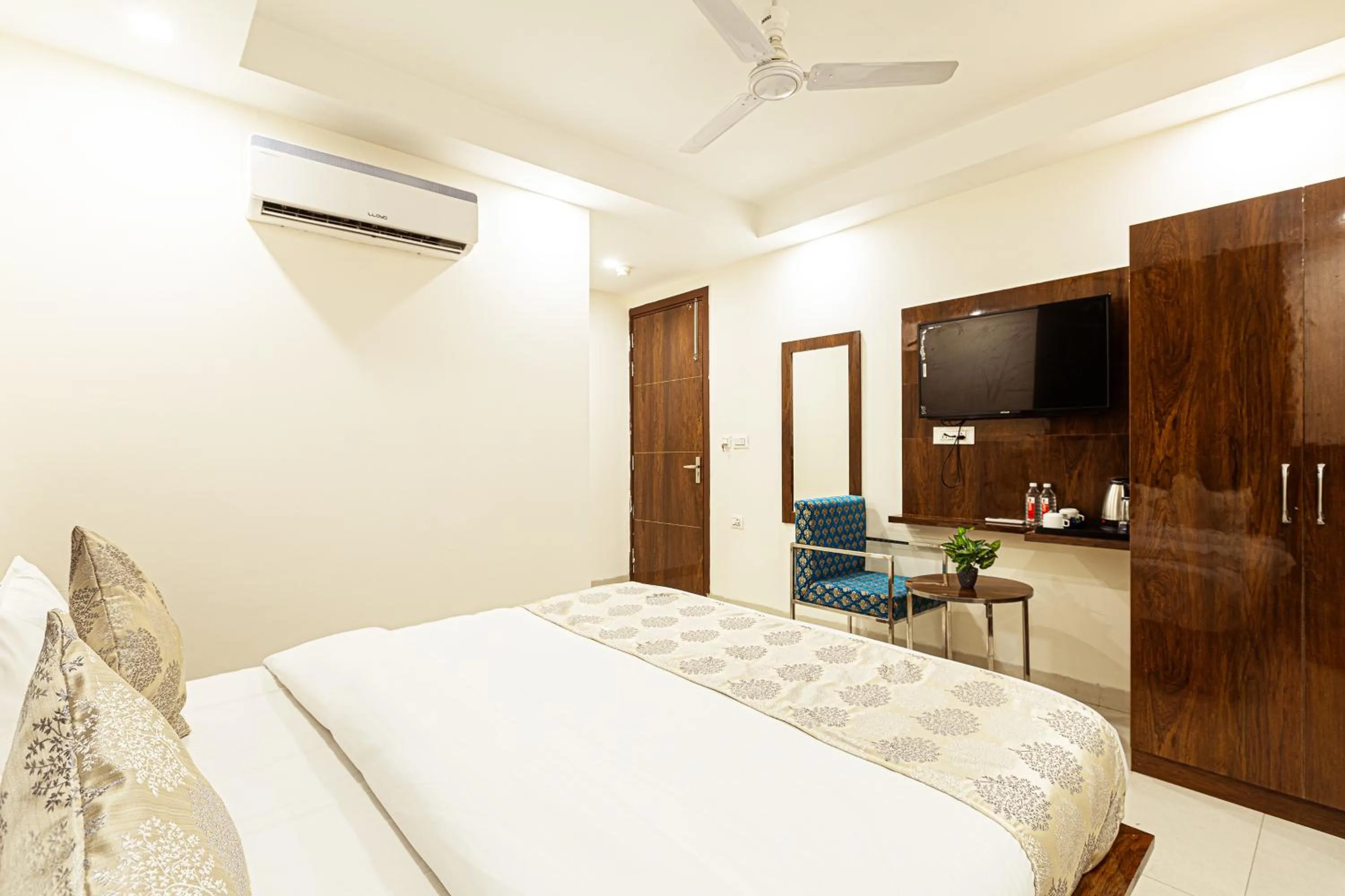 Photo of the whole room, Bed in Hotel Emblem Suites Delhi Airport - Free Airport Pickup or Drop