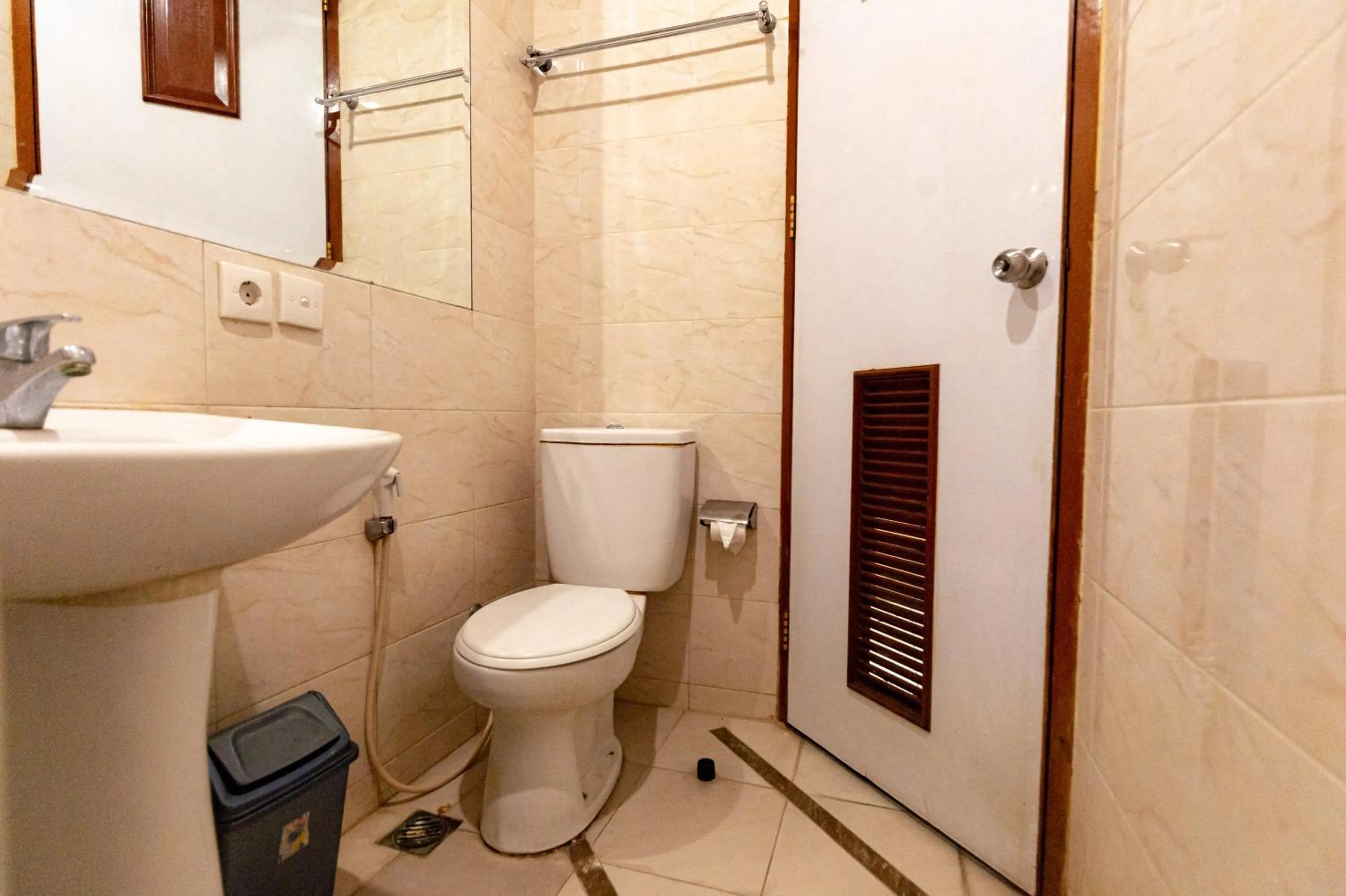 Urbanview Hotel P Residence Asemka