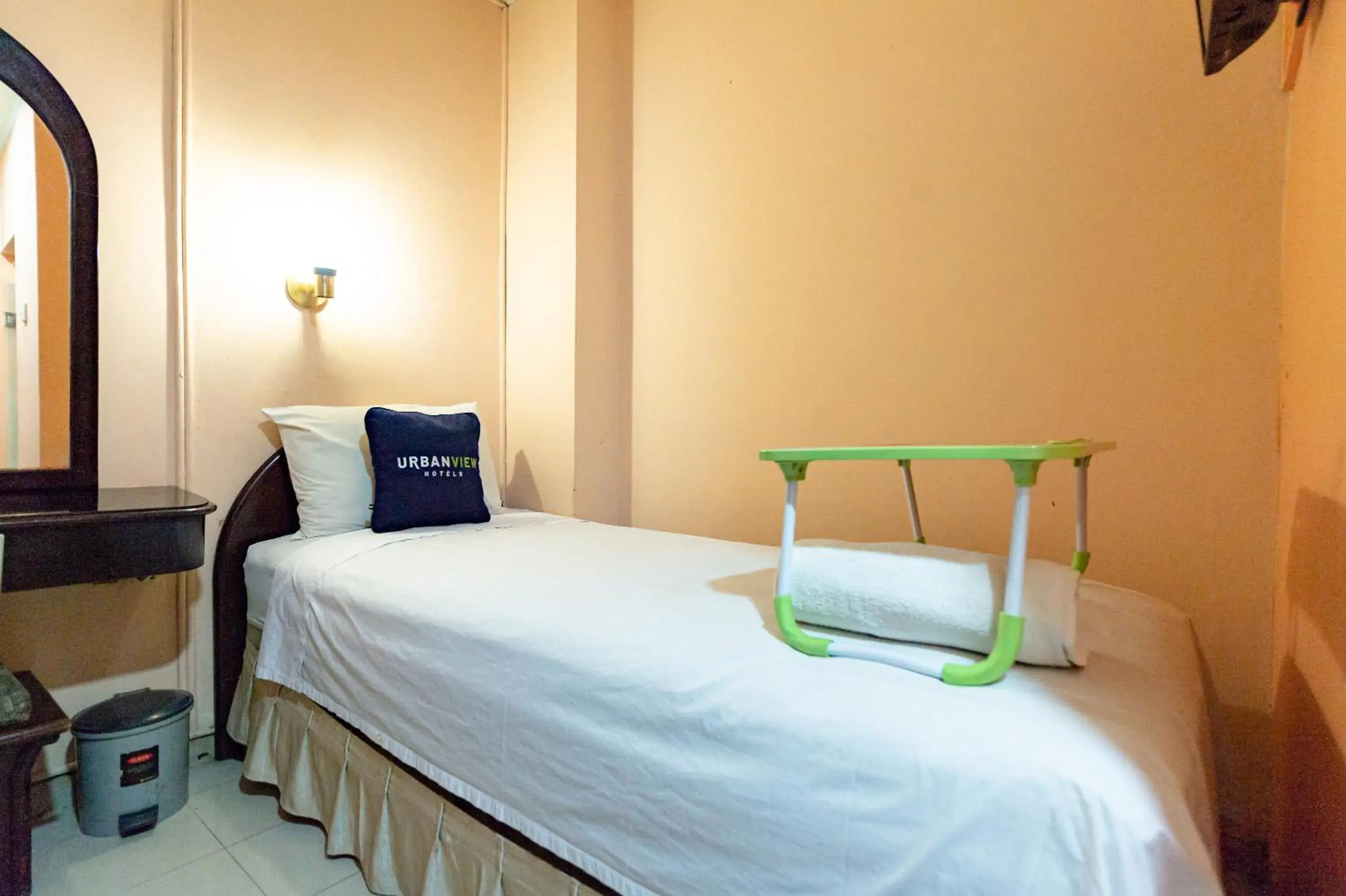 Single Room in Urbanview Hotel P Residence Asemka Single Room in Urbanview Hotel P Residence Asemka