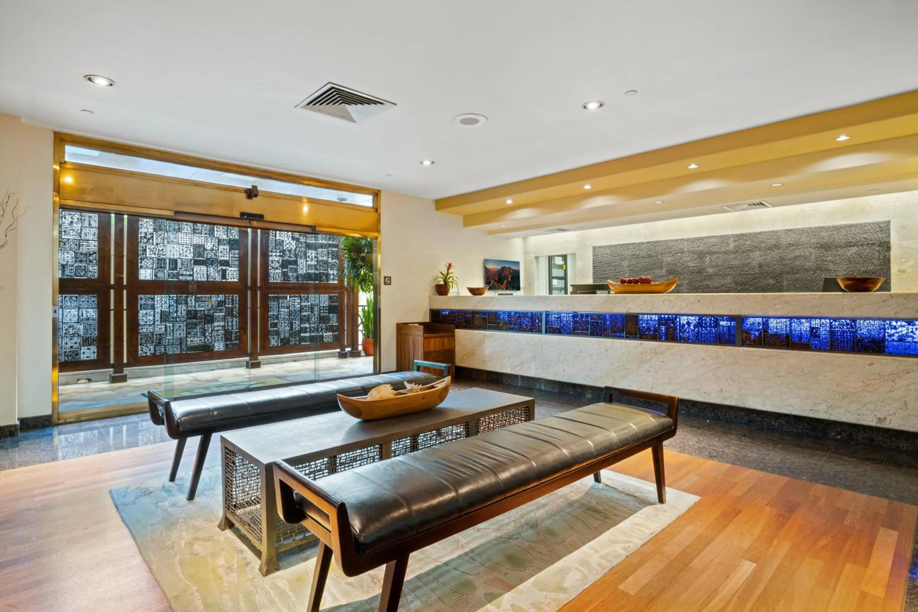 Lobby or reception in Luana Waikiki Hotel & Suites