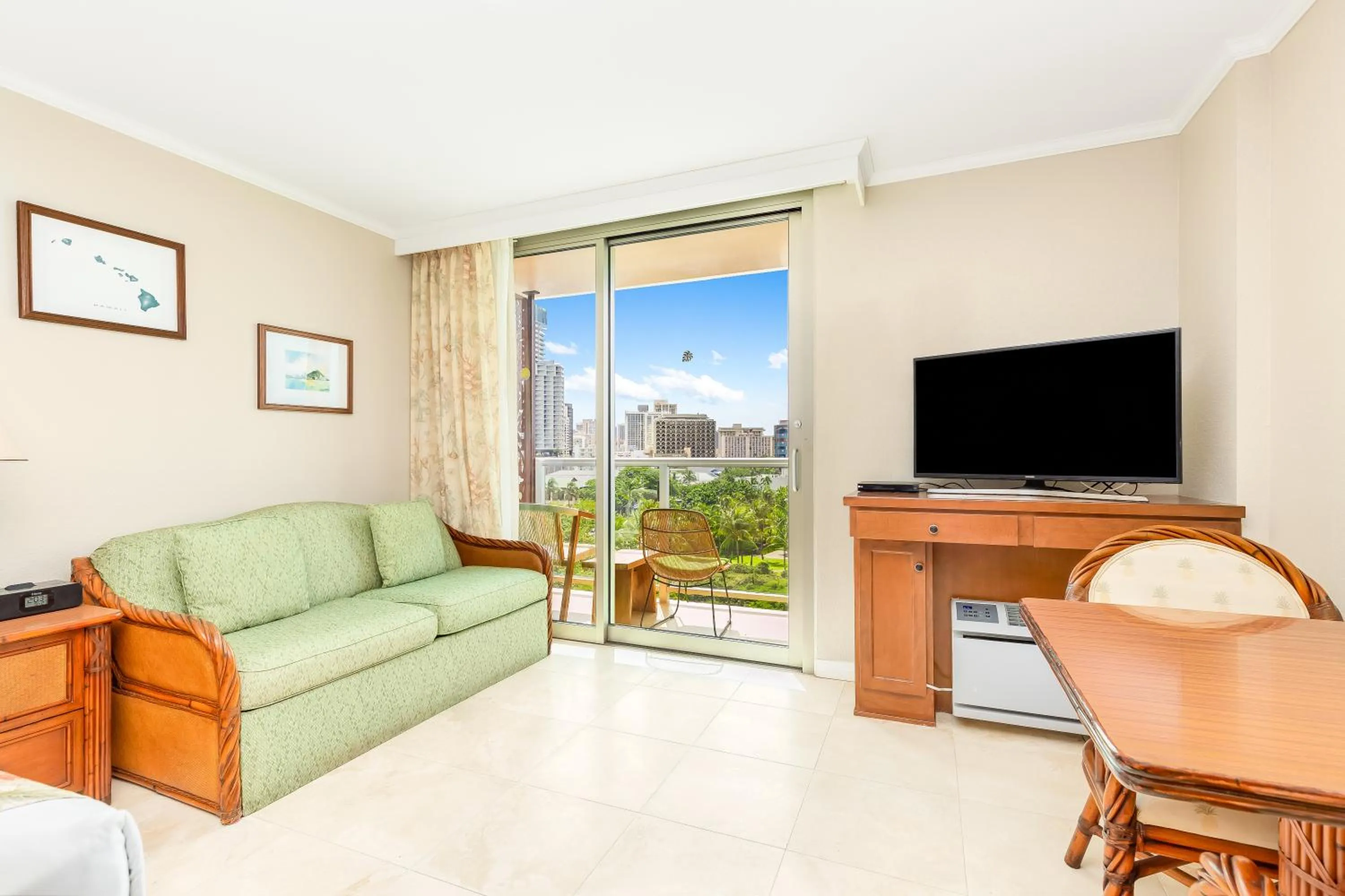 Seating area in Luana Waikiki Hotel & Suites