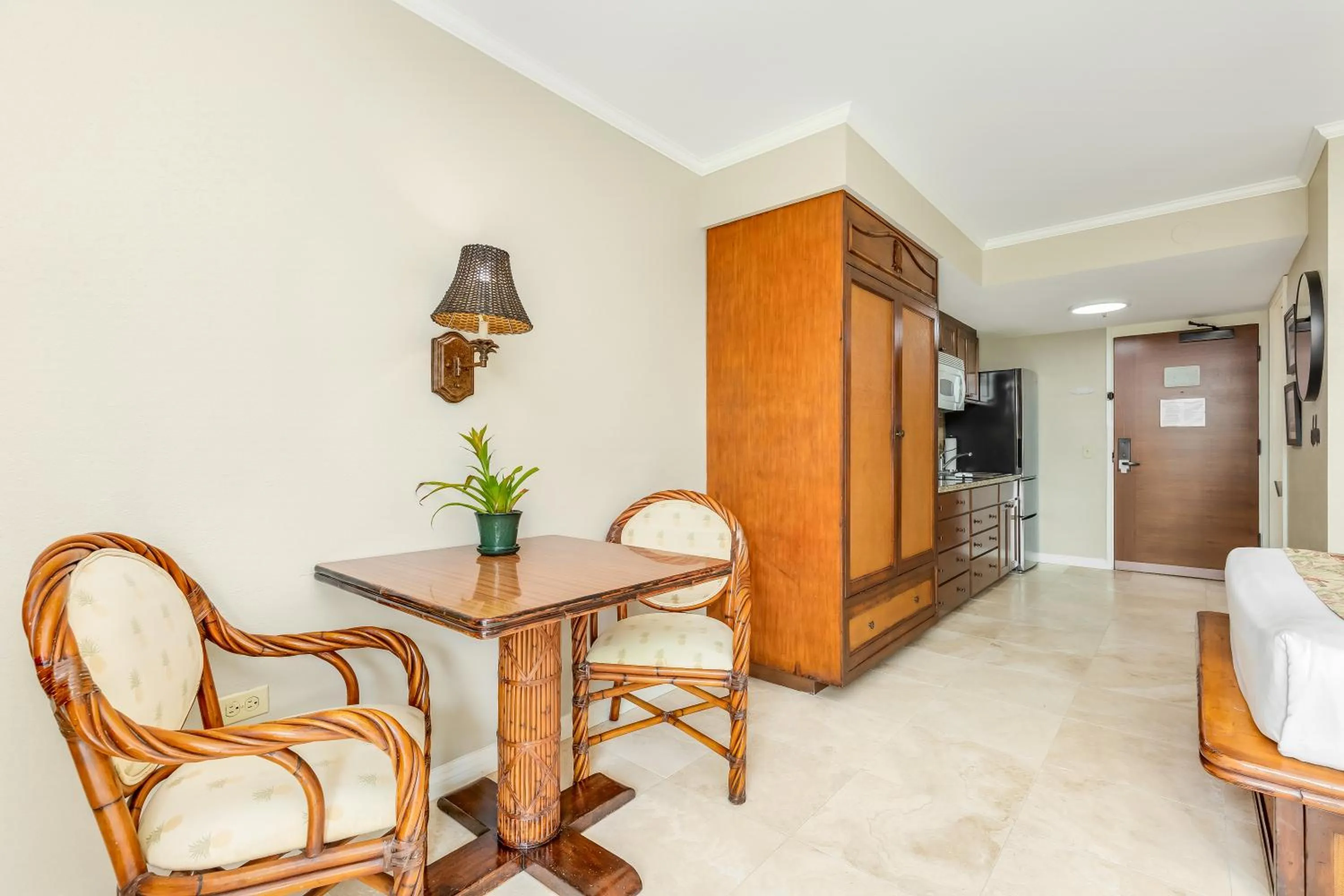 Seating area in Luana Waikiki Hotel & Suites