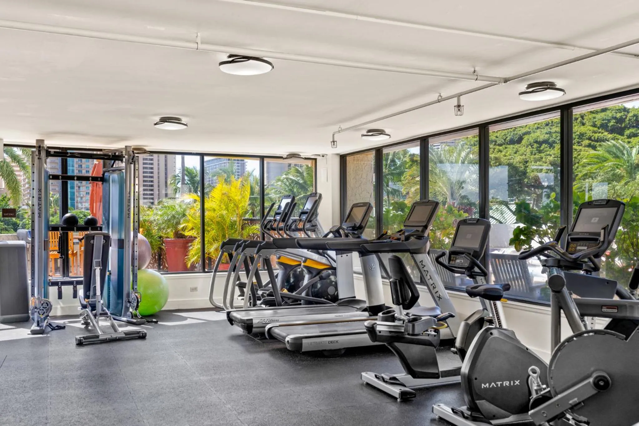 Fitness centre/facilities in Luana Waikiki Hotel & Suites