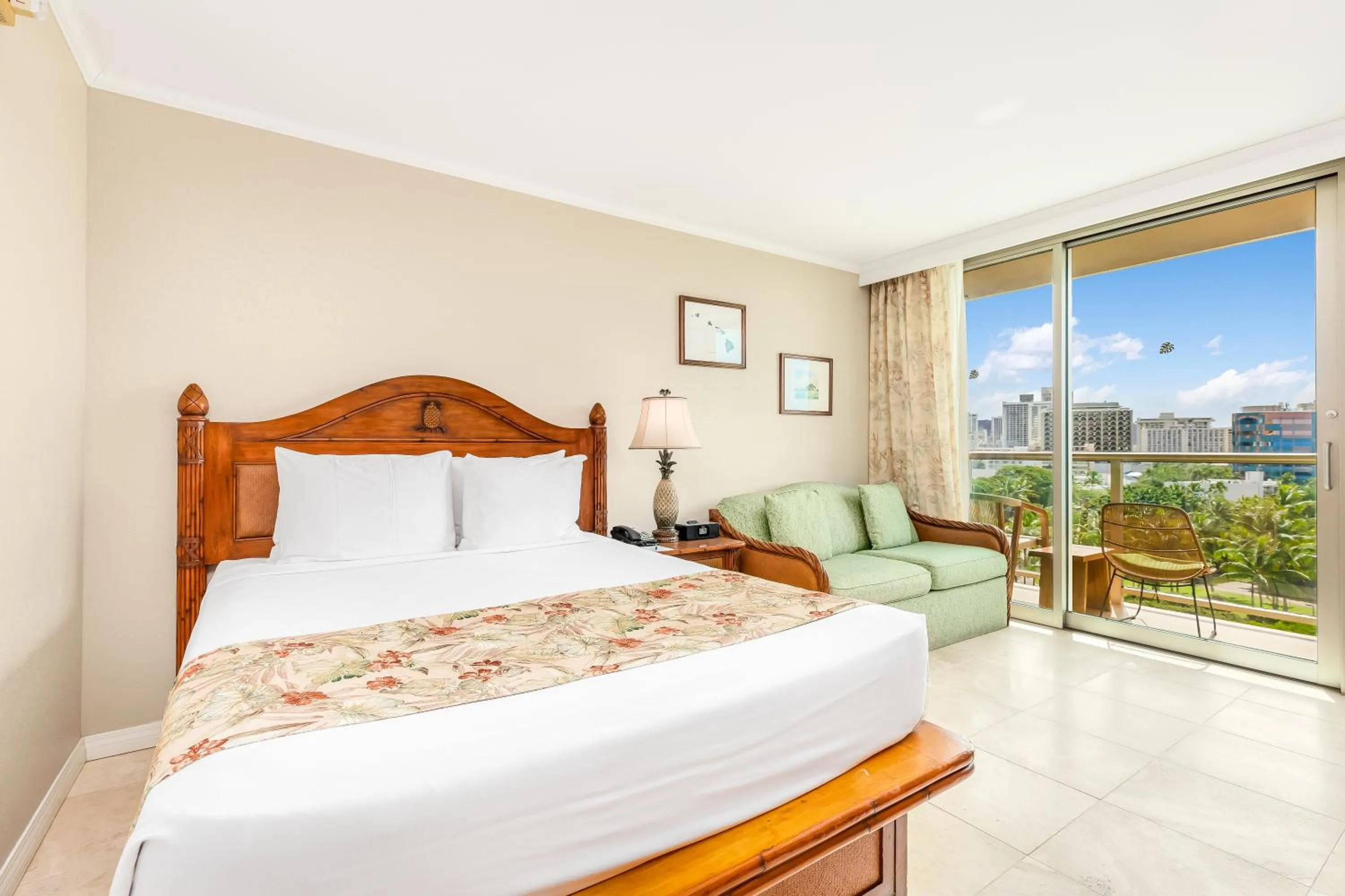 Bed in Luana Waikiki Hotel & Suites