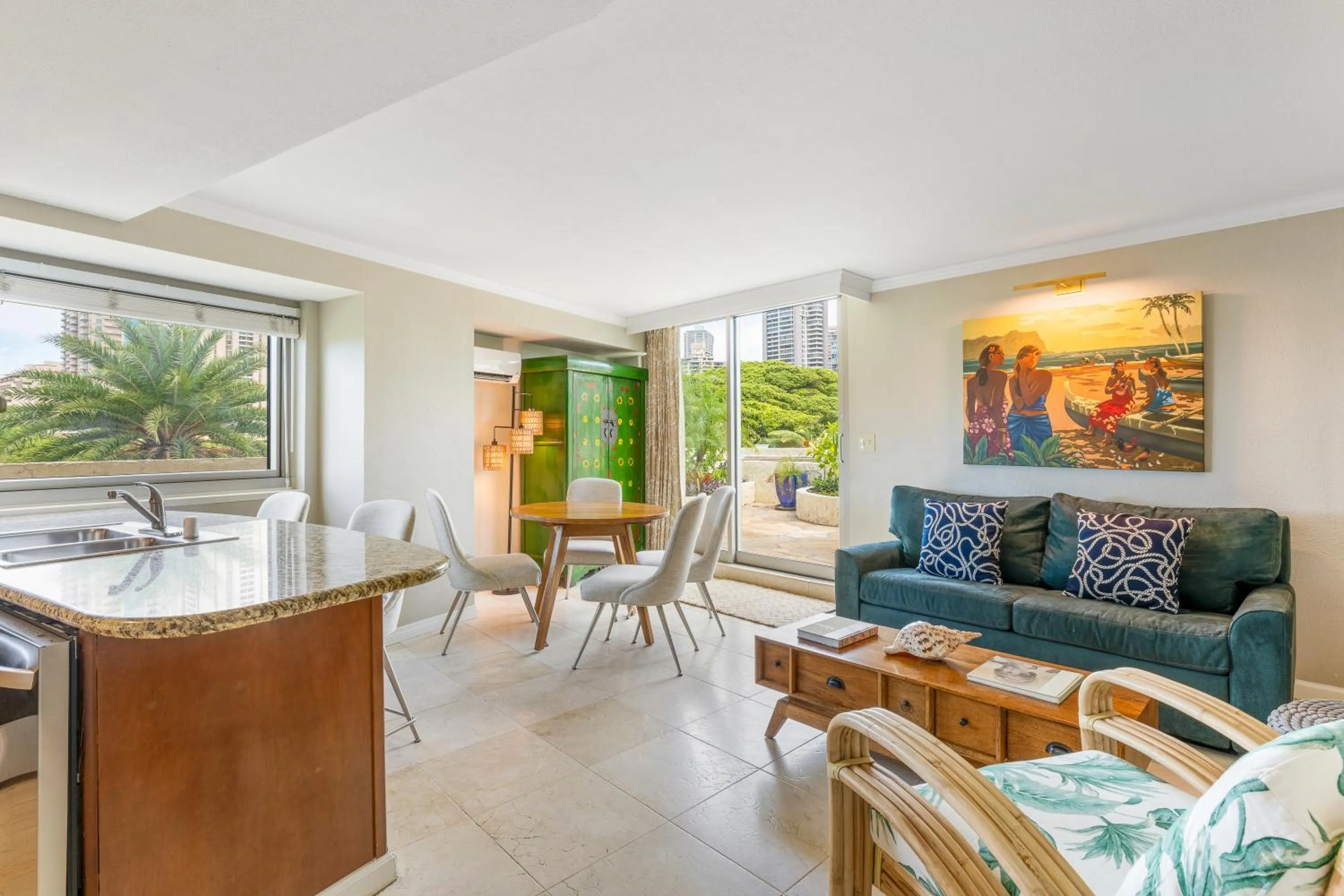 Living room in Luana Waikiki Hotel & Suites