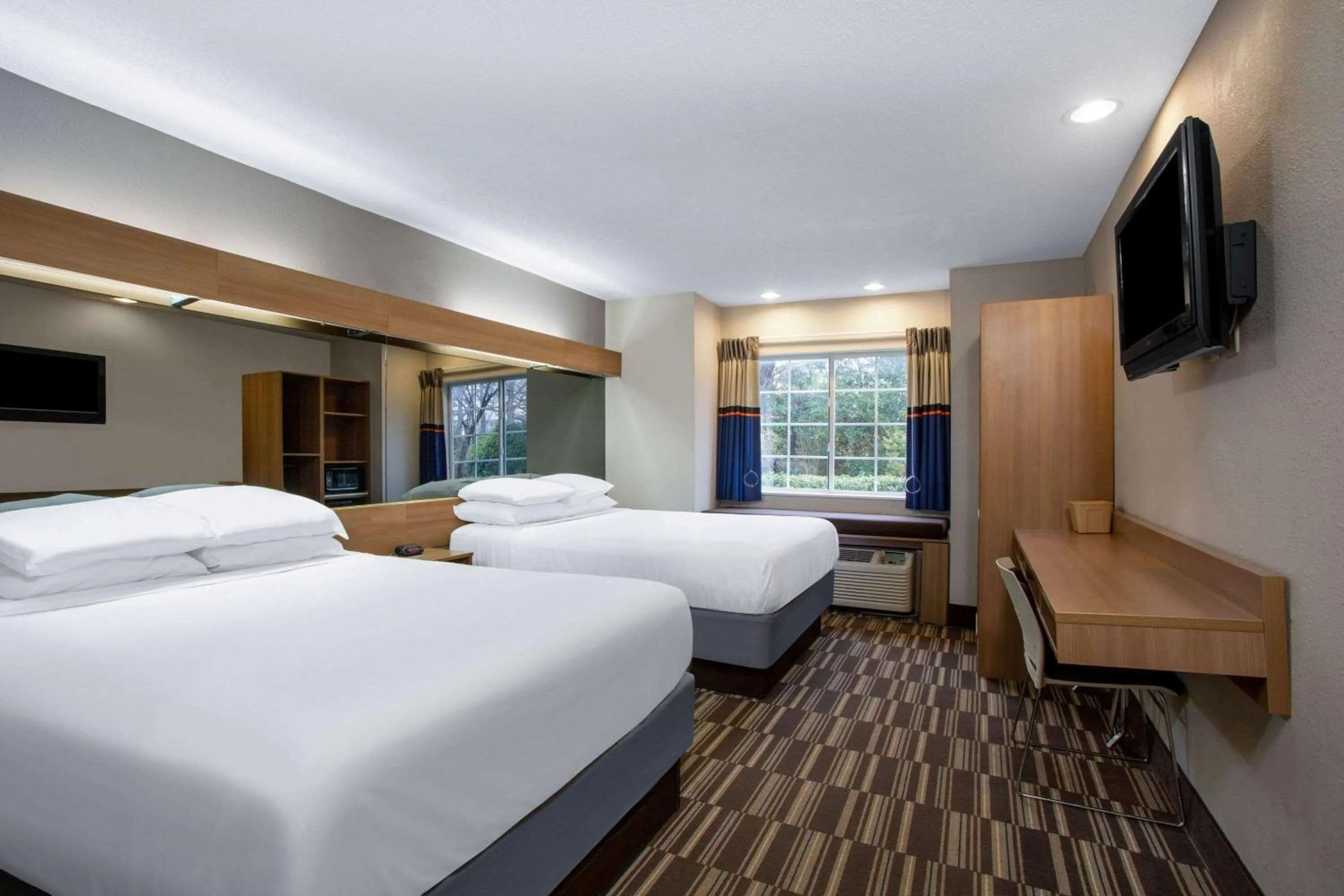 Photo of the whole room, Bed in Microtel Inn & Suites by Wyndham Matthews/Charlotte