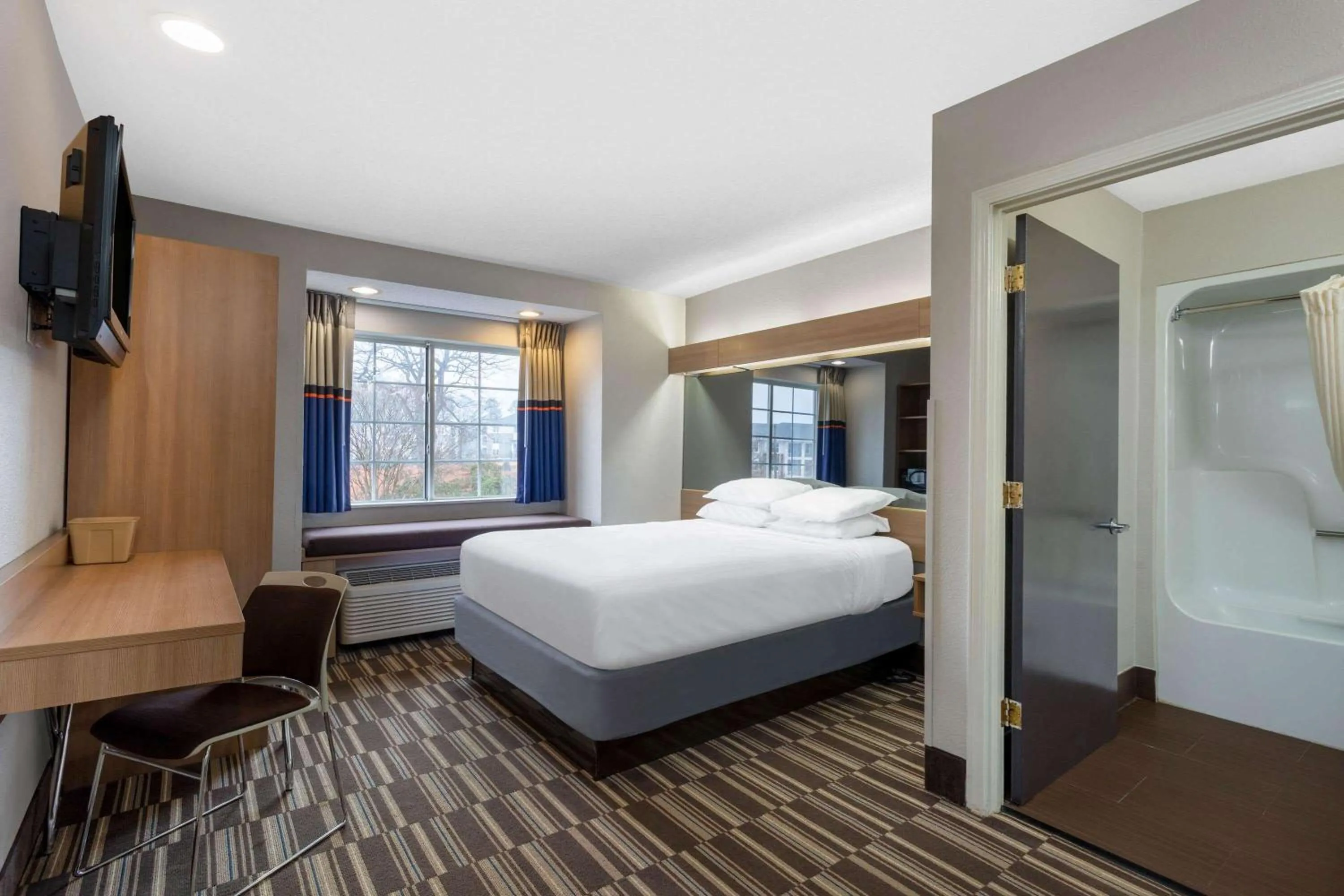 Photo of the whole room, Bed in Microtel Inn & Suites by Wyndham Matthews/Charlotte