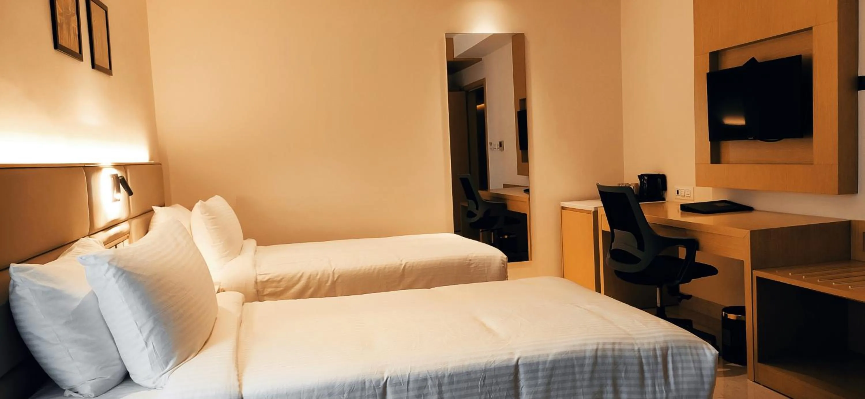 Photo of the whole room, Bed in Sunhill Portico