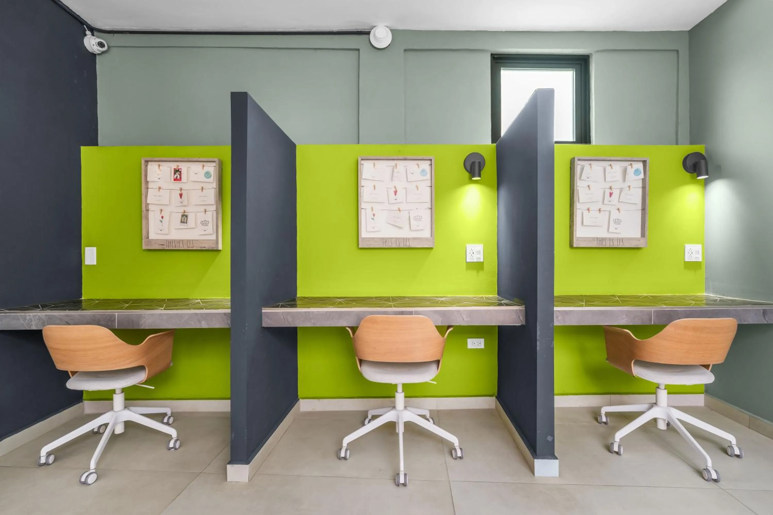 Communal lounge/ TV room in La Buena Vida Inn