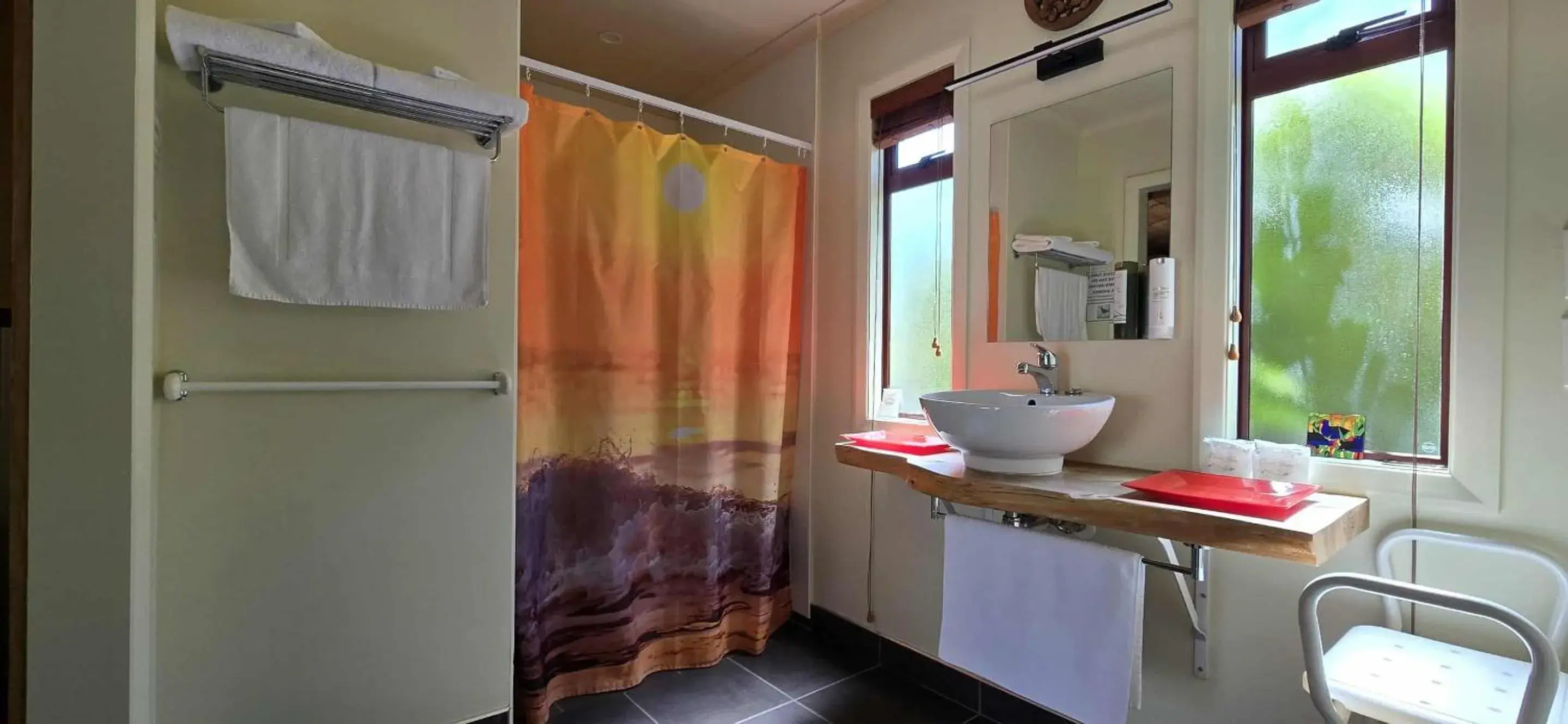 Chalet 1 - Pukeko, Accessibility Friendly in The Rocks Chalets Chalet 1 - Pukeko, Accessibility Friendly in The Rocks Chalets