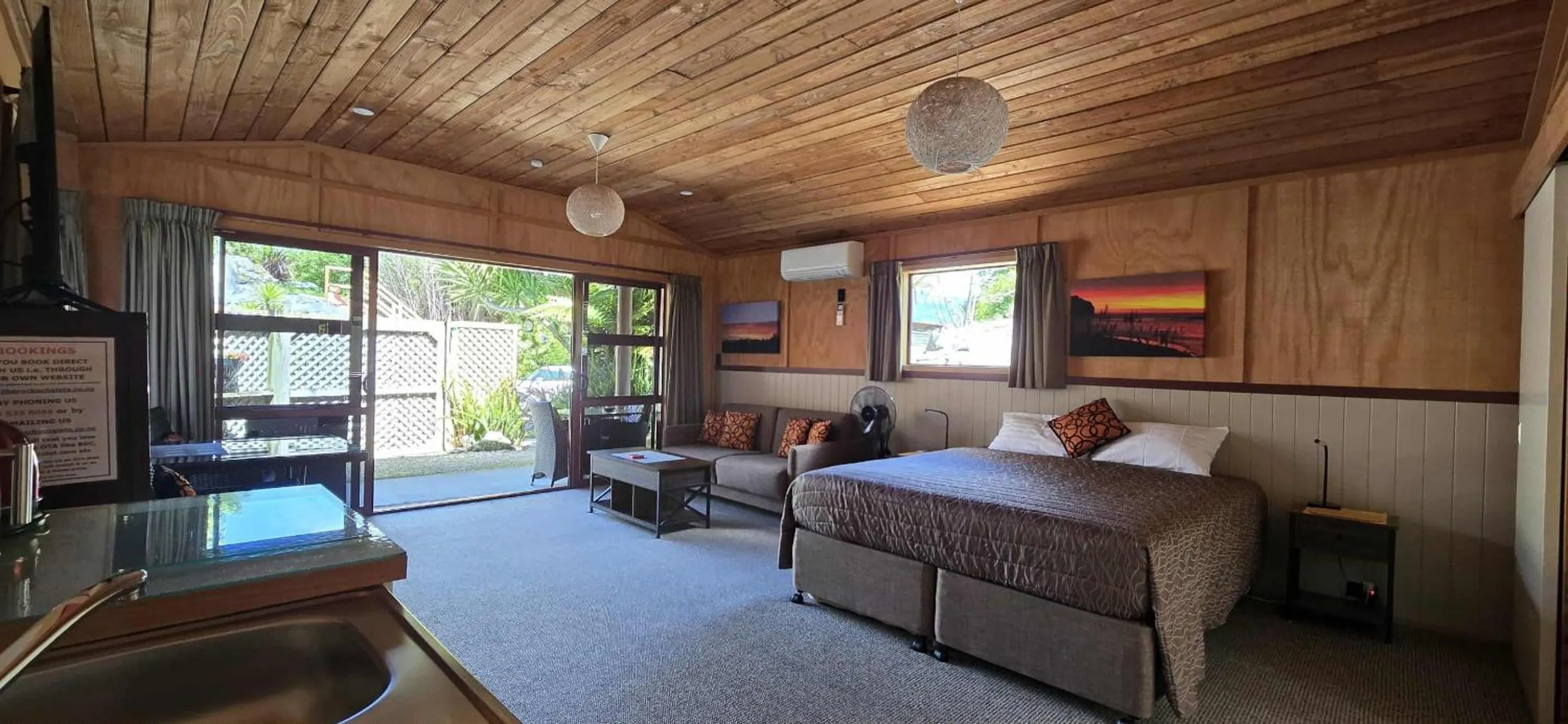 Bed in The Rocks Chalets