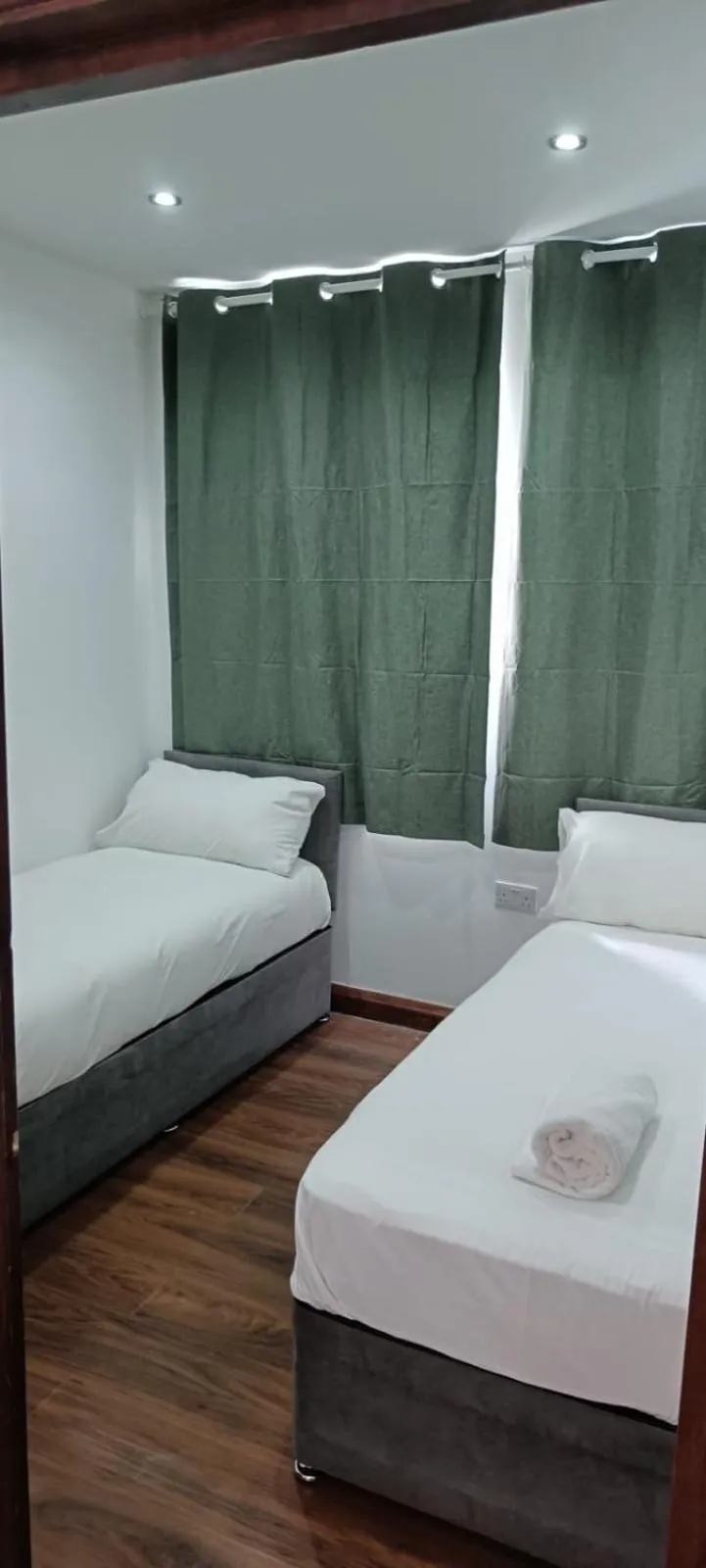 Bedroom, Bed in Euston Modern Apartments