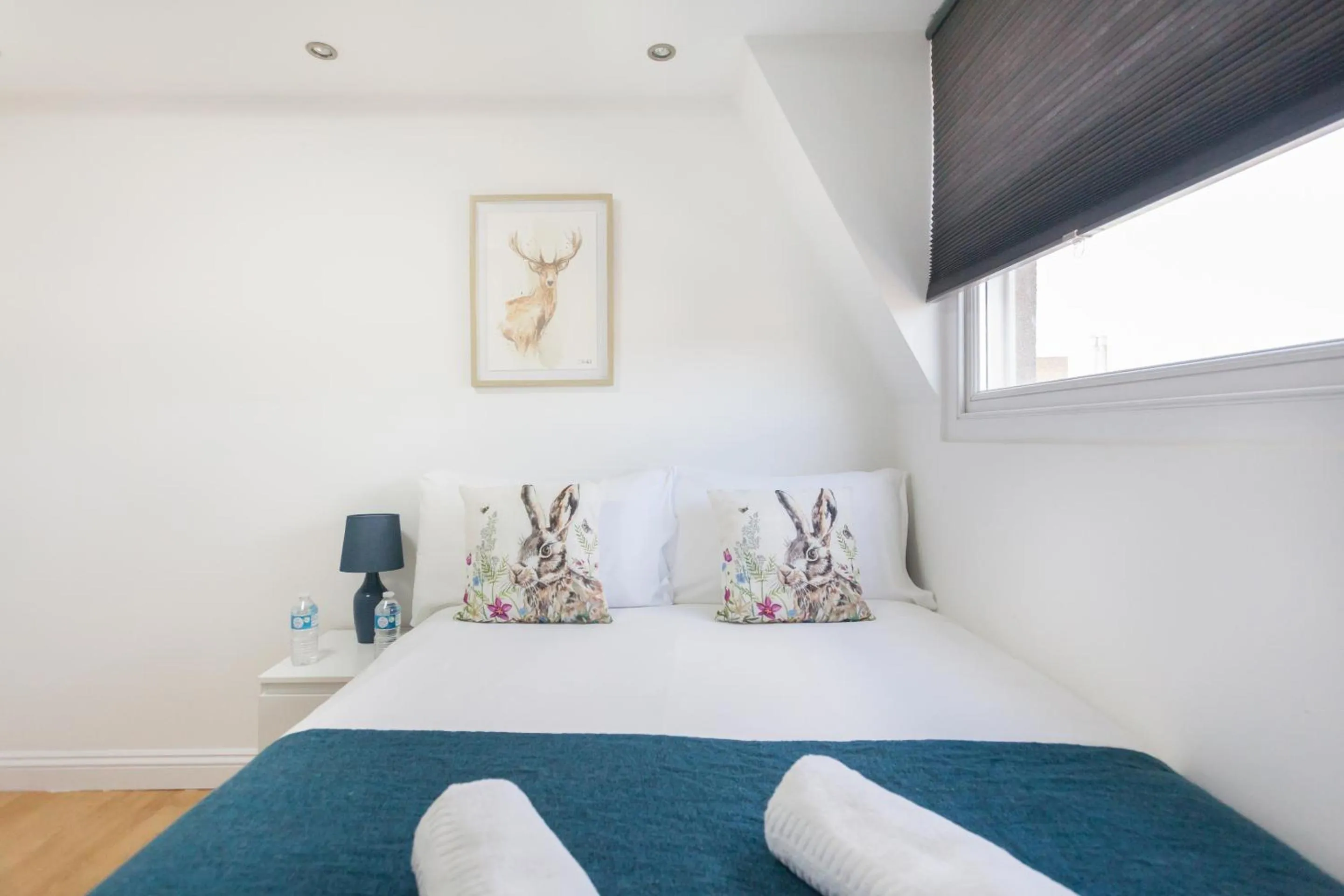 Bedroom, Bed in Euston Modern Apartments