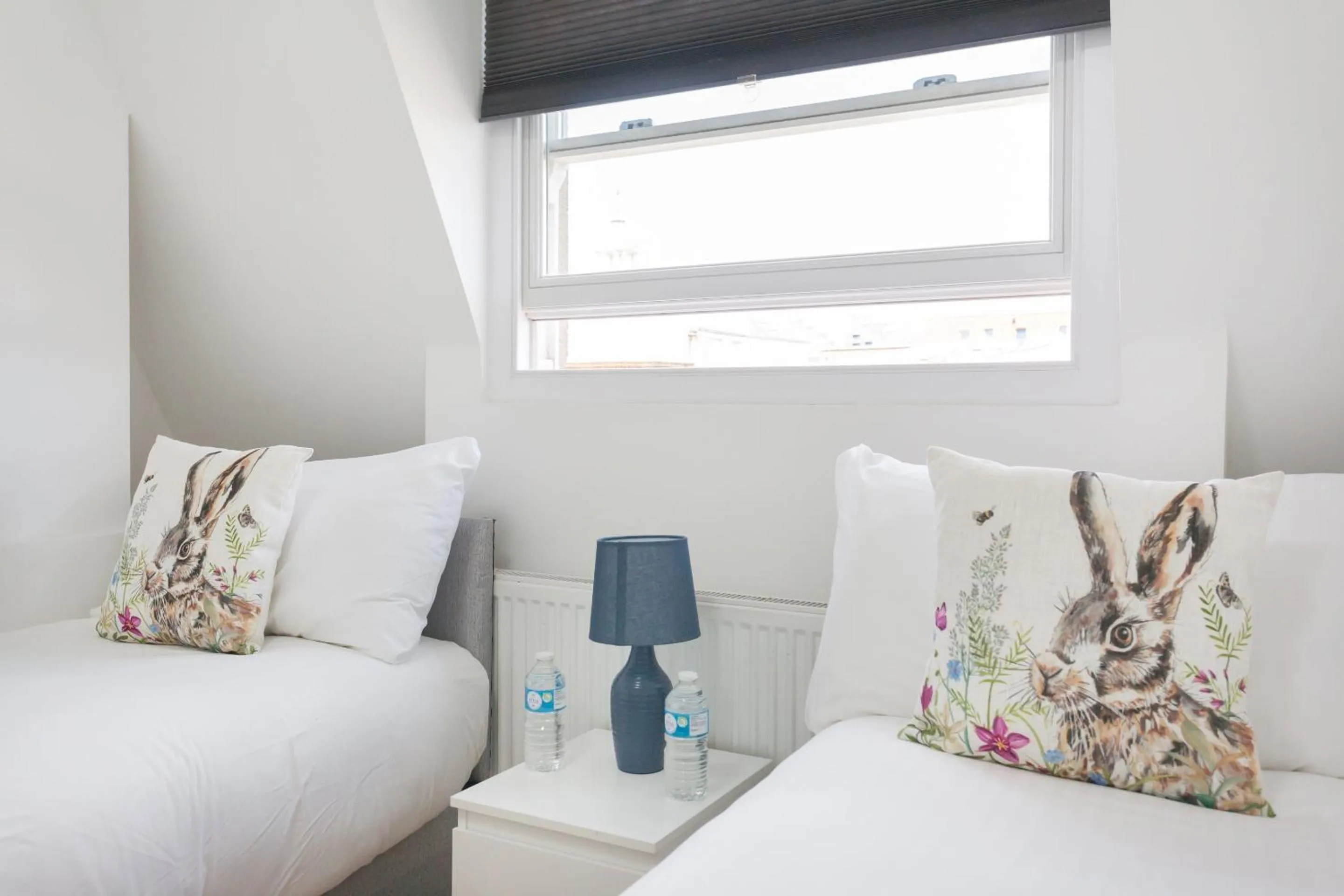 Bedroom, Bed in Euston Modern Apartments