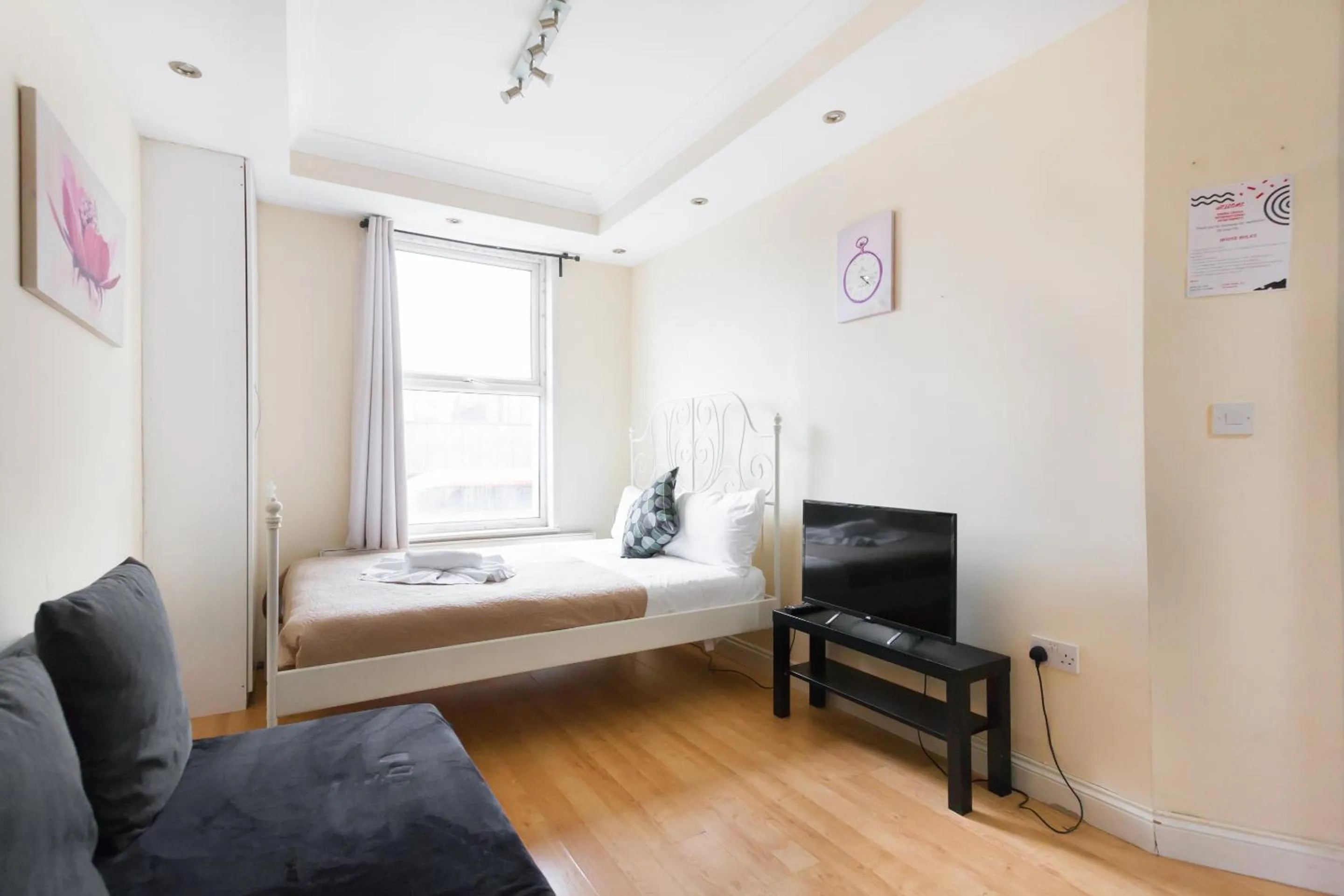 Bedroom, Bed in Euston Modern Apartments