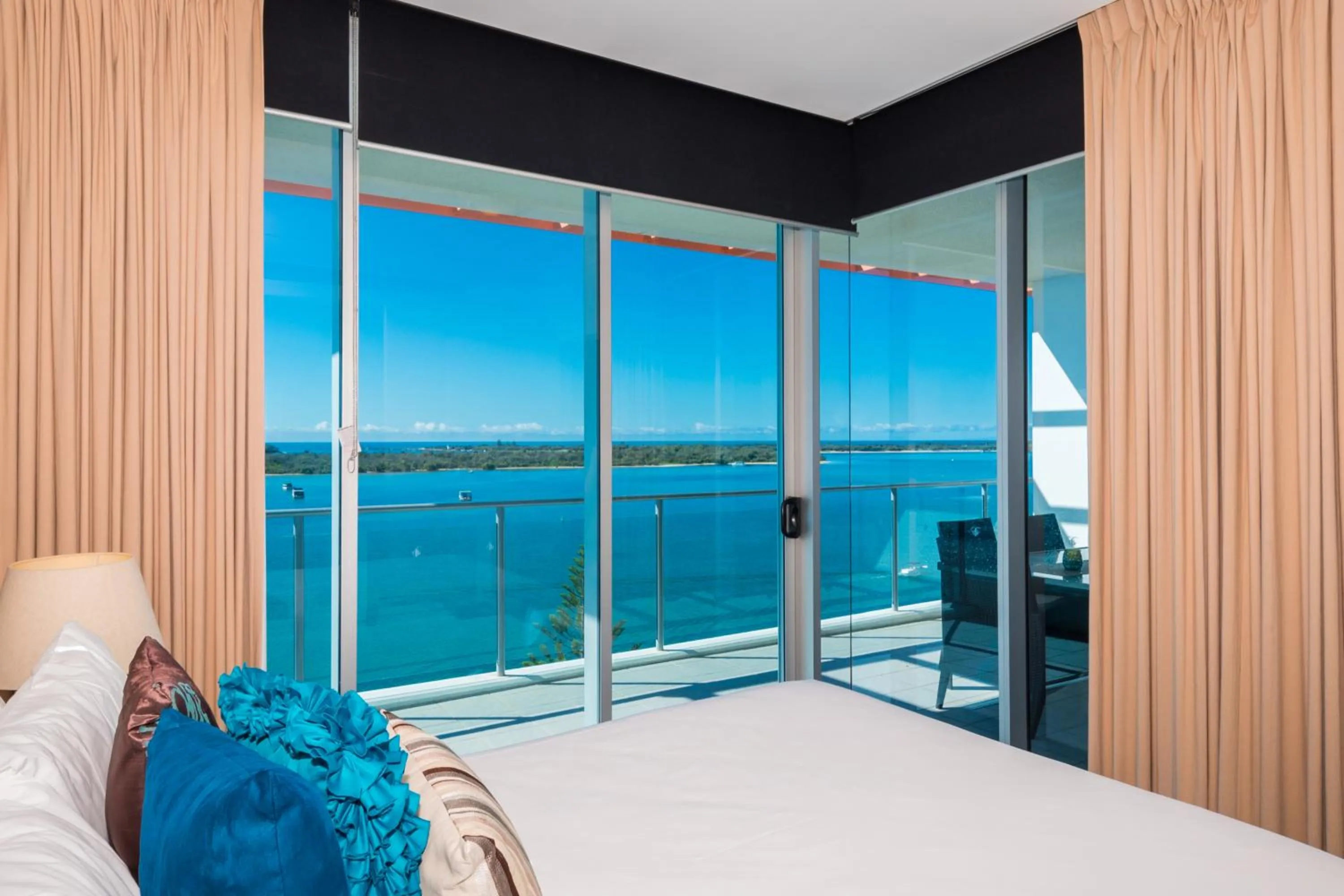 Sea view, Bed in Silvershore Apartments on the Broadwater