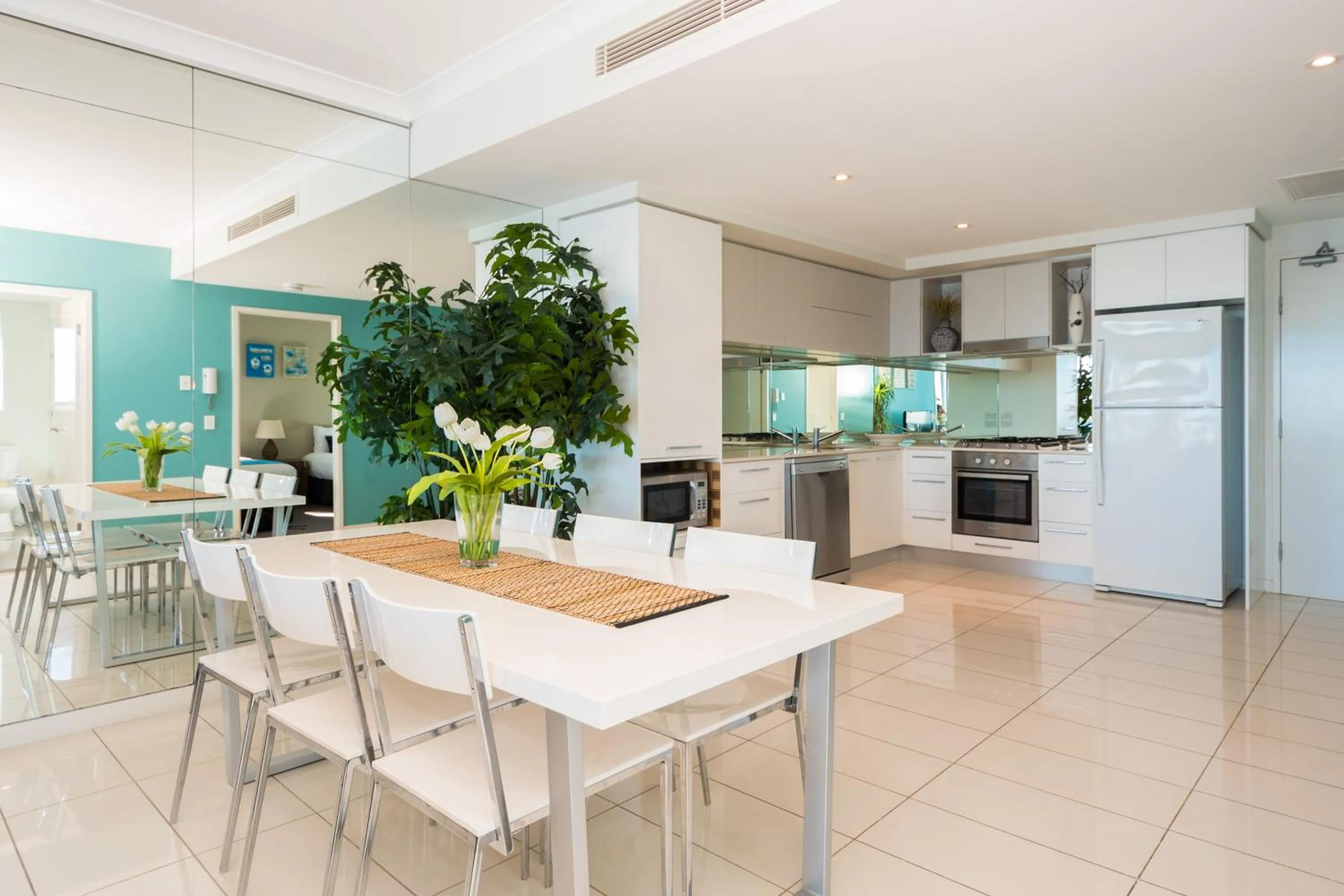 Kitchen or kitchenette in Silvershore Apartments on the Broadwater