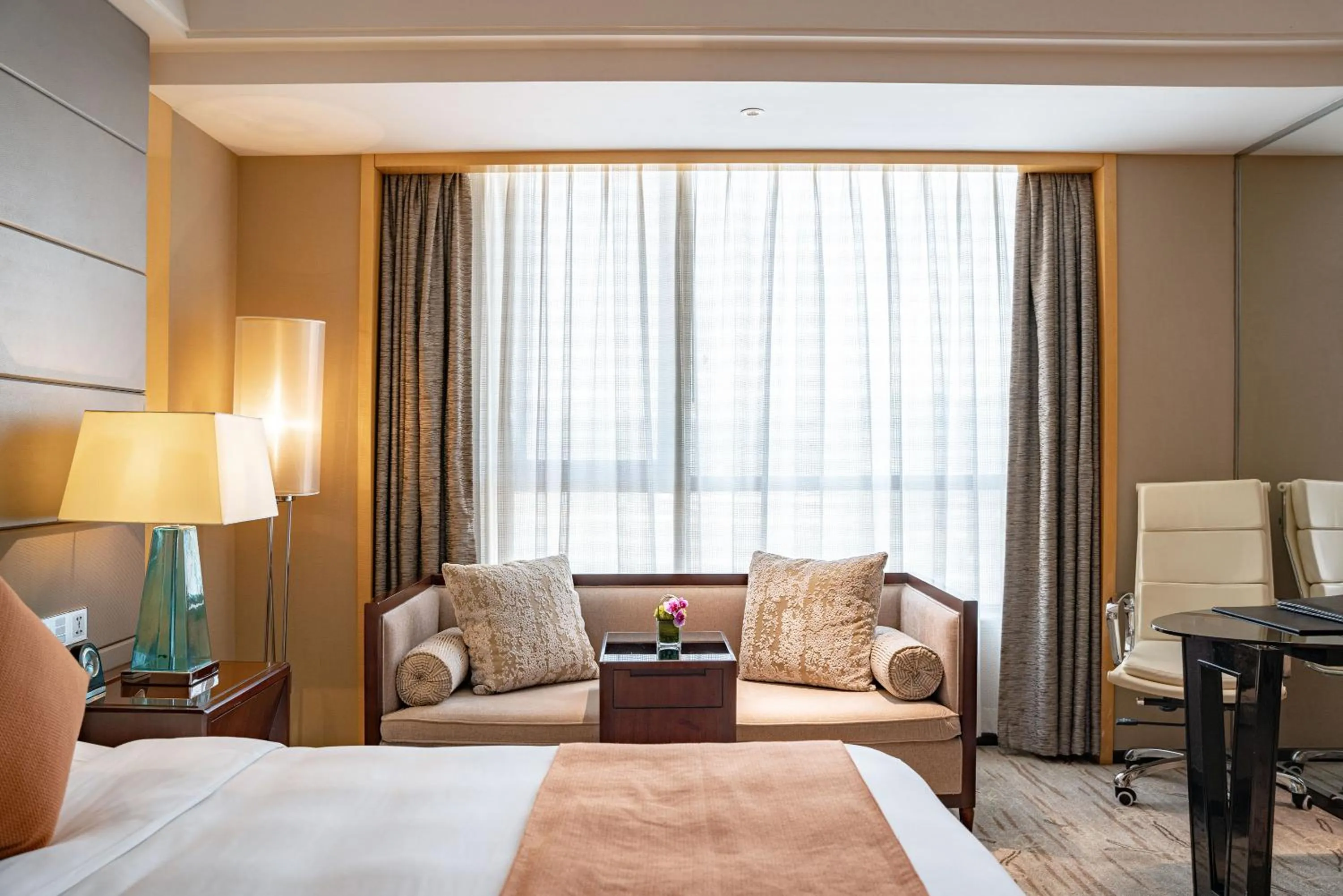 Seating area, Bed in Swissôtel Guangzhou