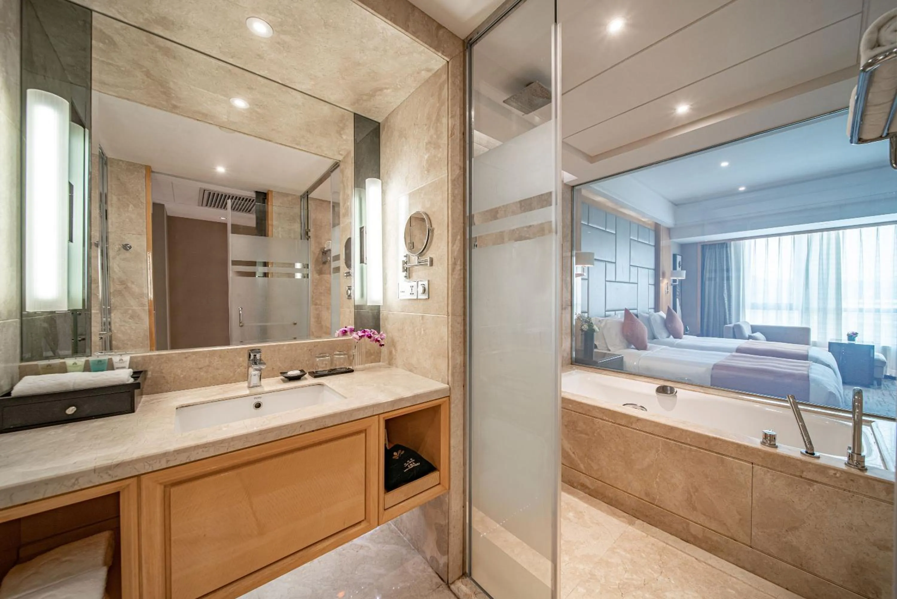 Bathroom, Bed in Swissôtel Guangzhou