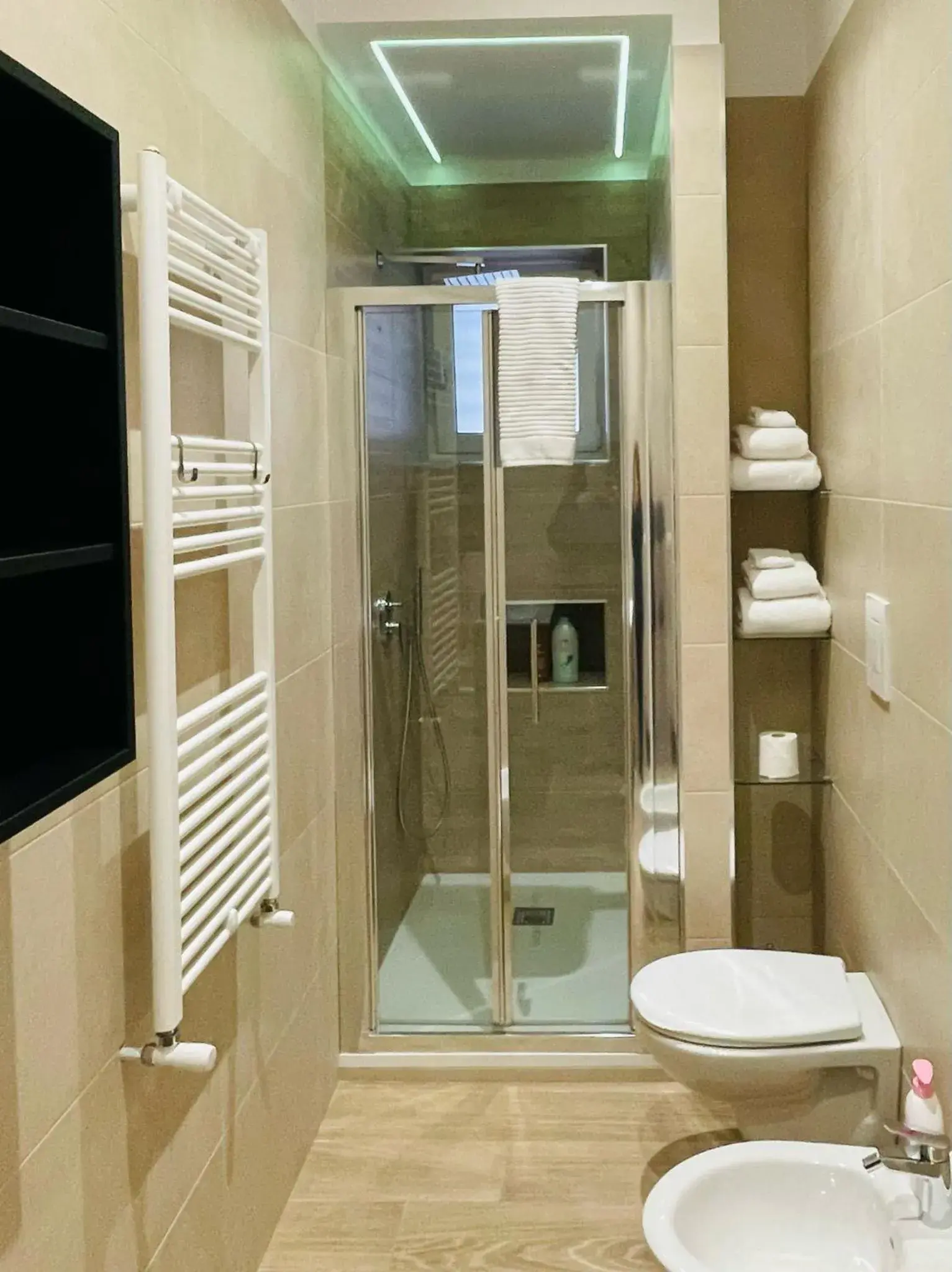 Double Room with Private Bathroom in La Titina Home Double Room with Private Bathroom in La Titina Home