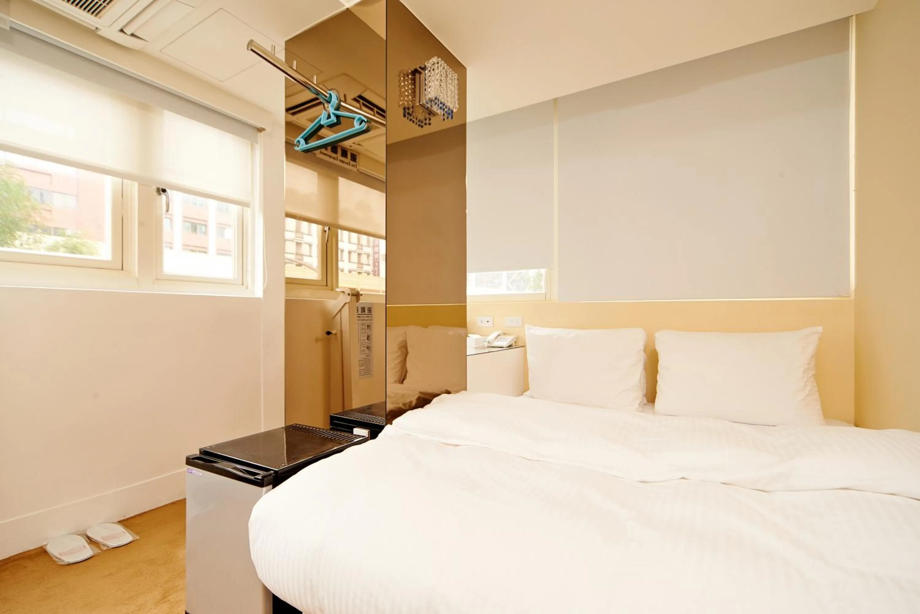 Photo of the whole room, Bed in Forever Inn