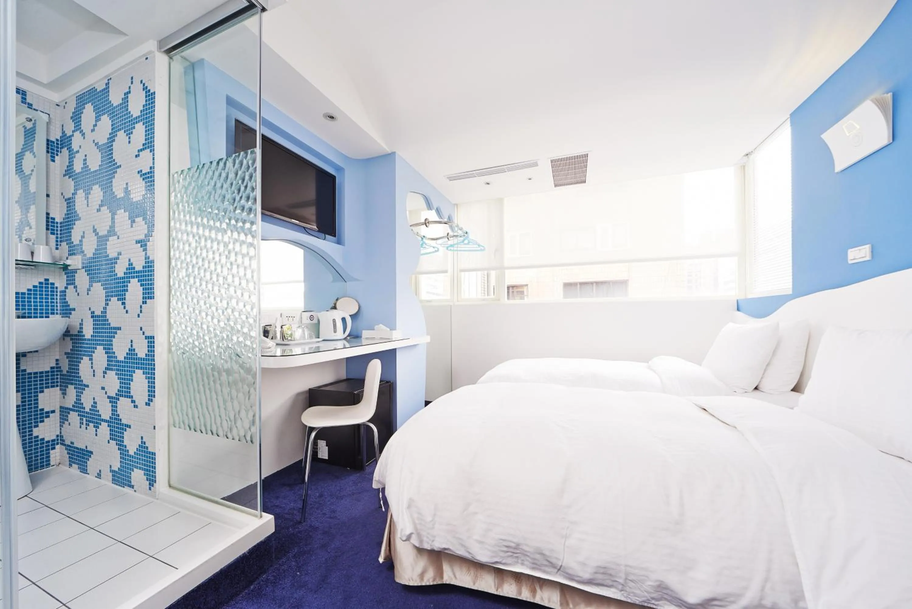 Photo of the whole room, Bed in Forever Inn