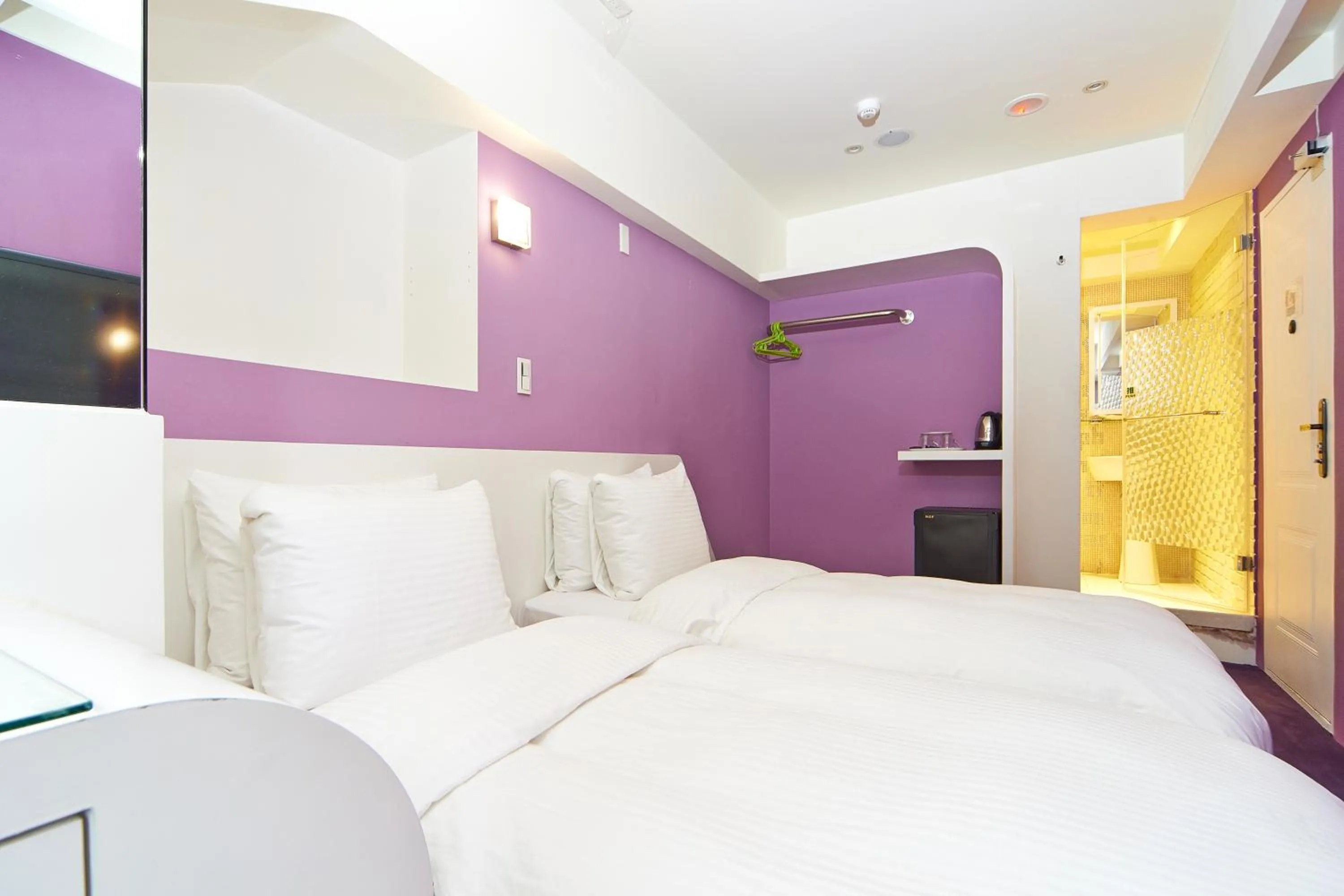 Photo of the whole room, Bed in Forever Inn