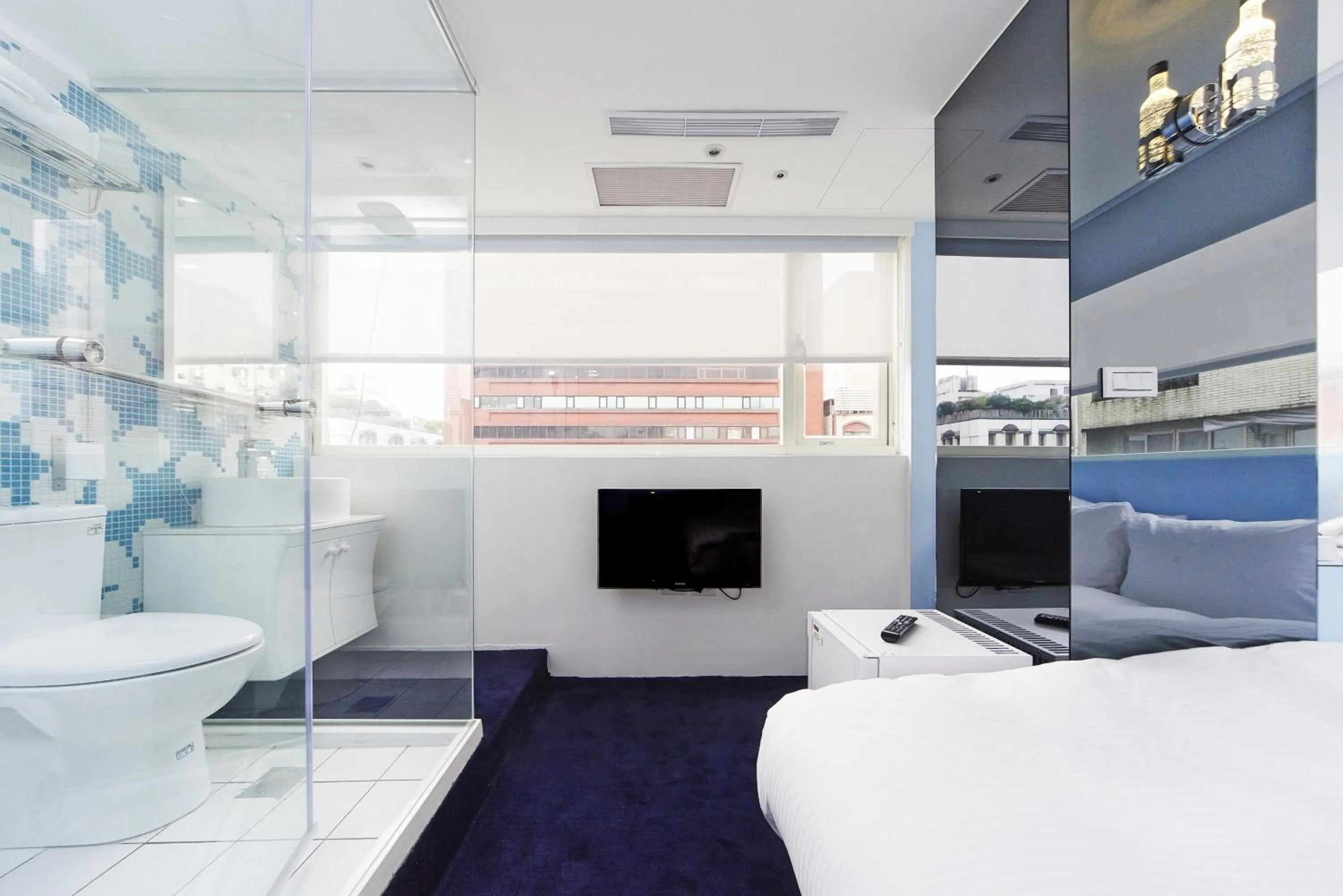 Photo of the whole room, Bed in Forever Inn