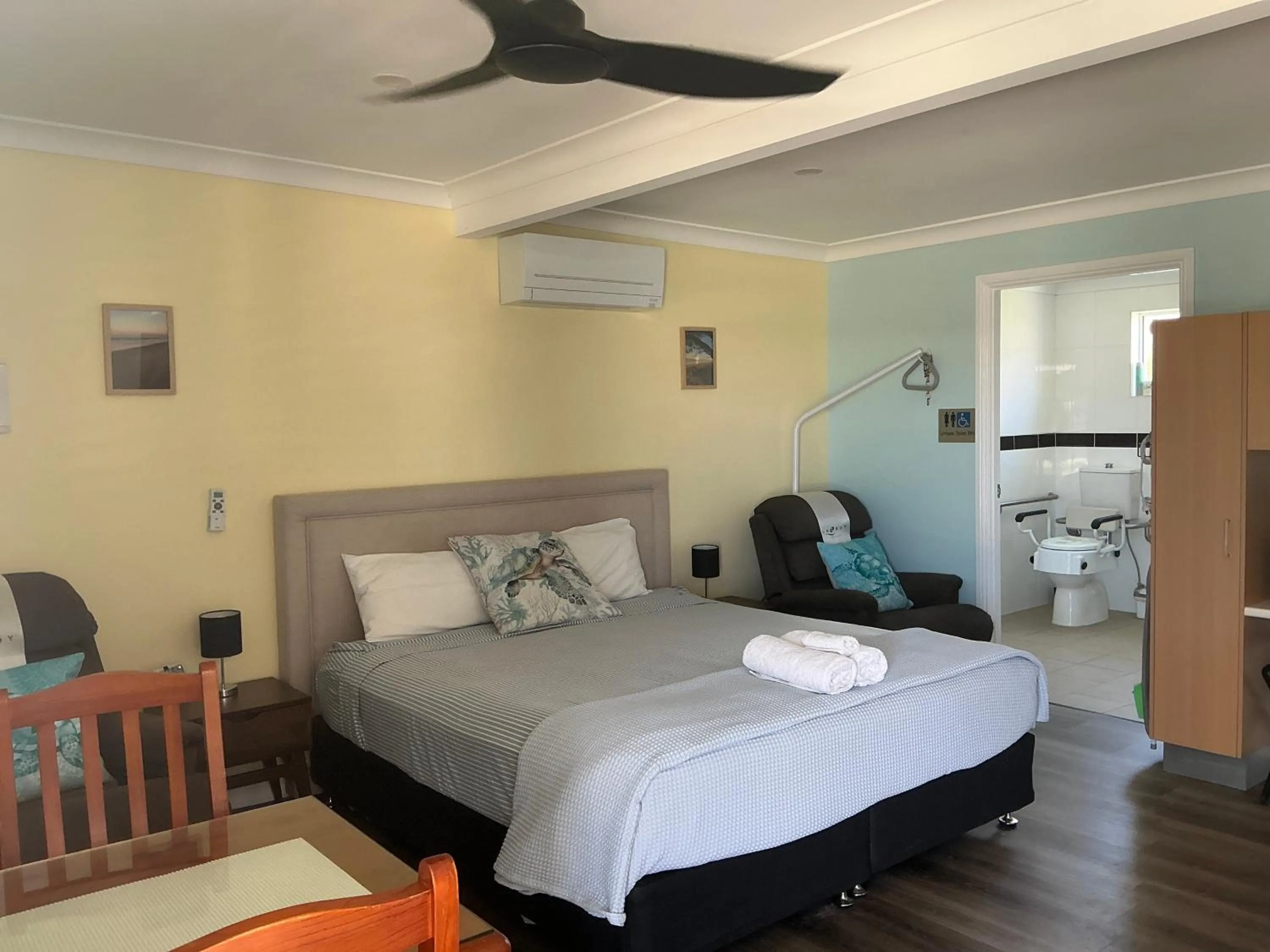 Bed in Moore Park Beach Inn