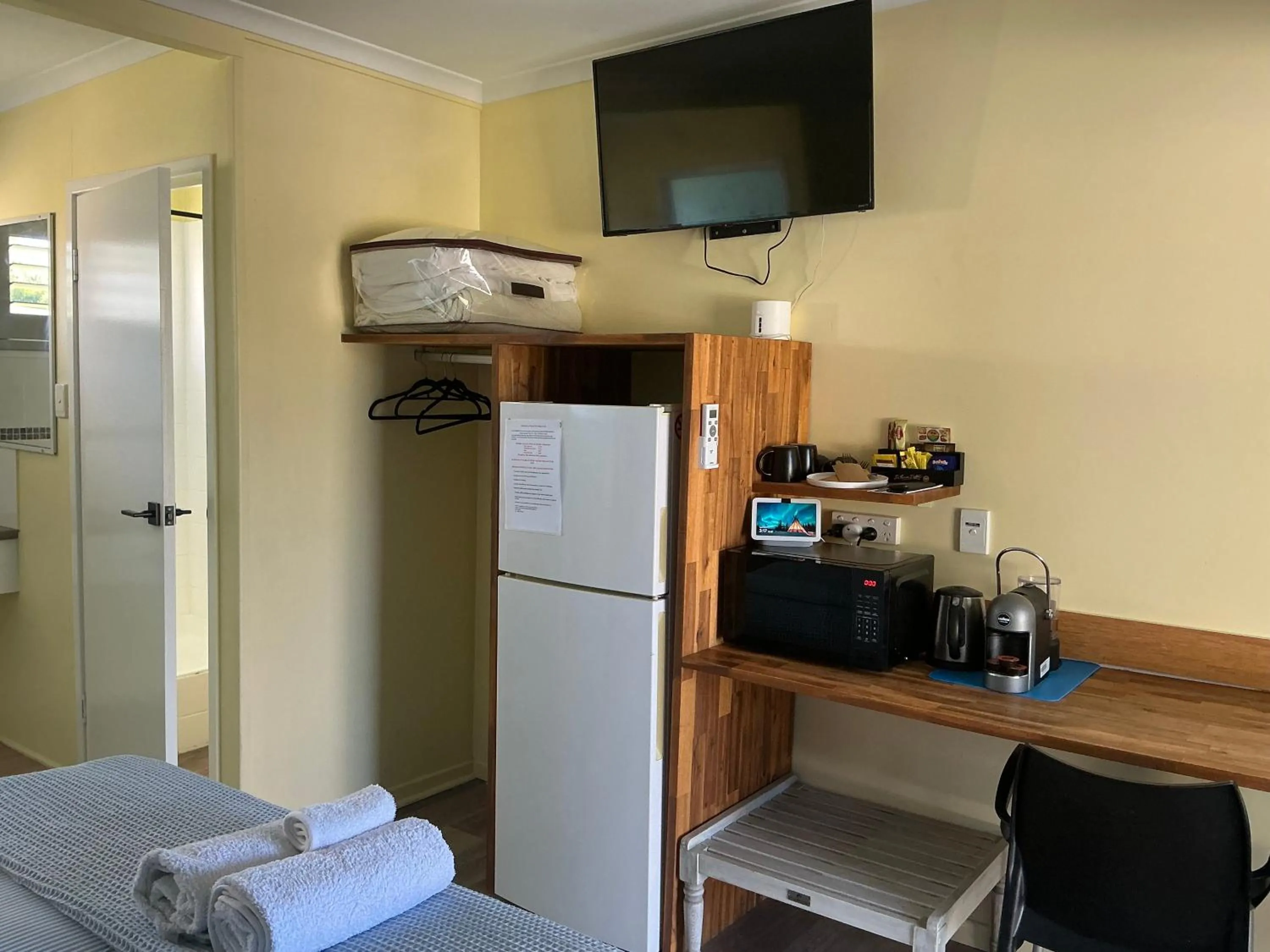 Bed in Moore Park Beach Inn